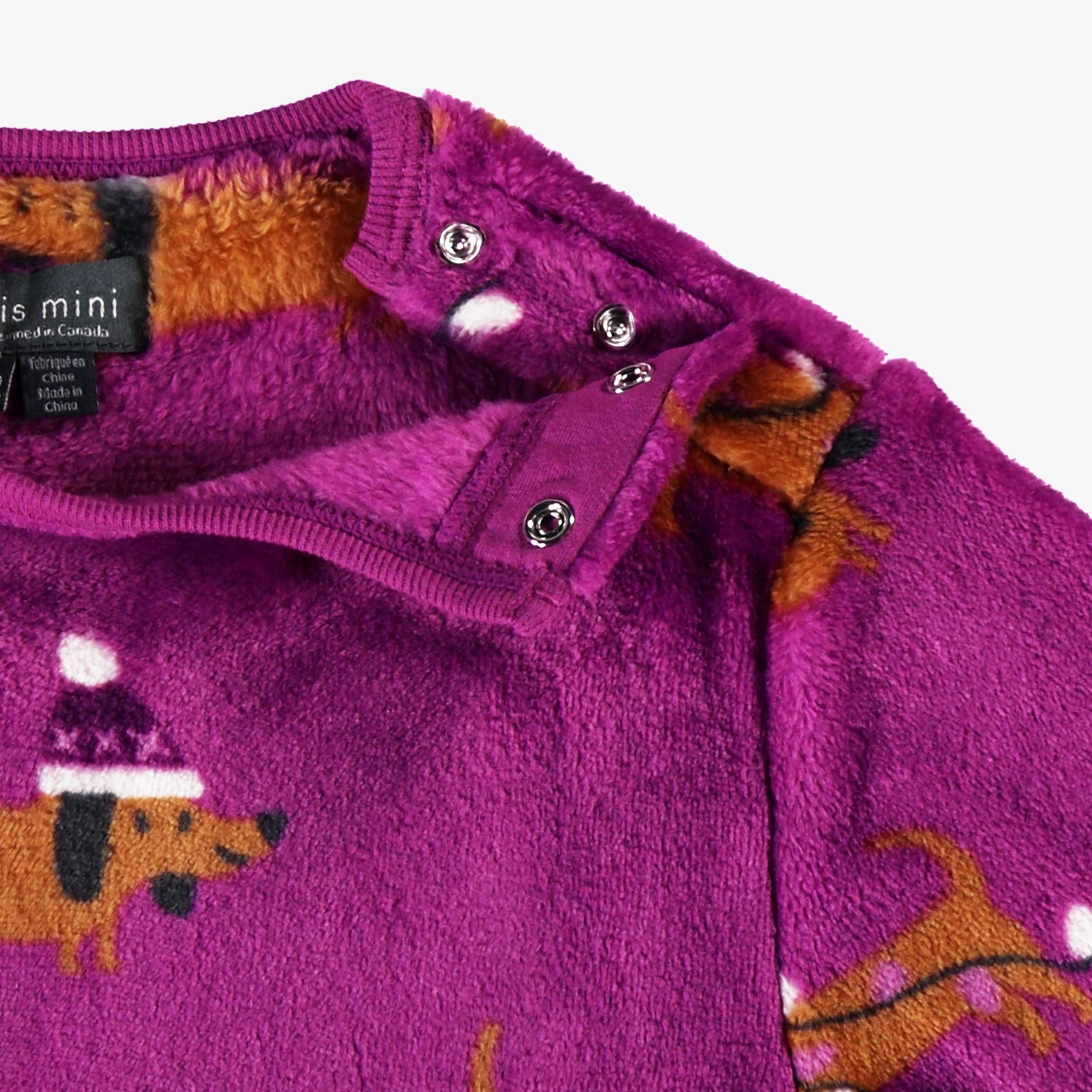 Détails du pyjama deux pièces mauve à motifs de chiens, bébé