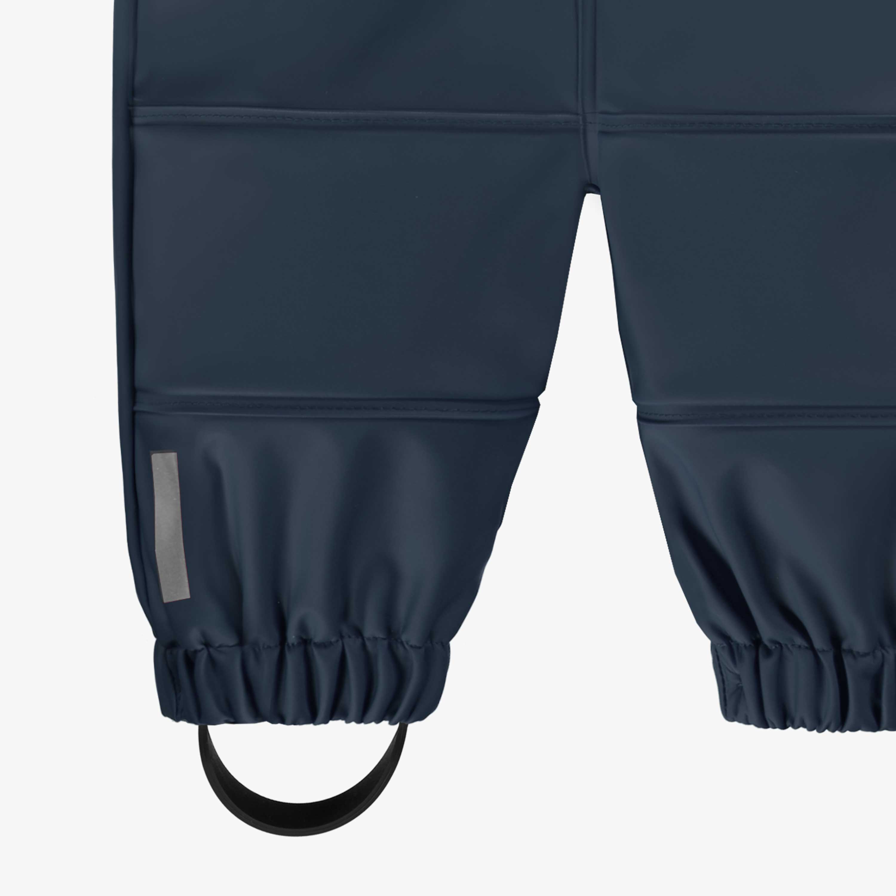 Zoom détails de la salopette de pluie bleu marine, bébé