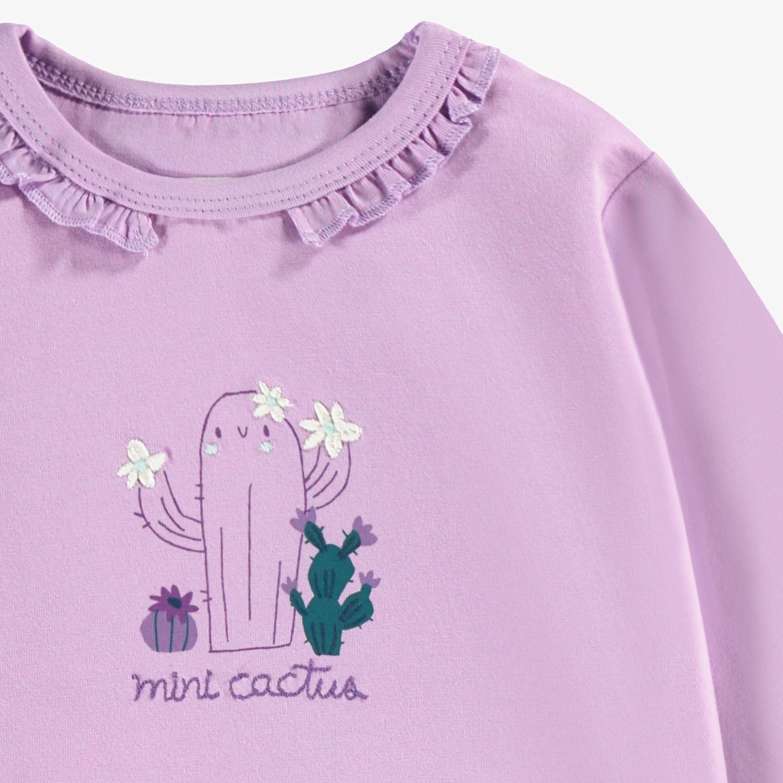 Zoom détails du t-shirt mauve avec illustration, bébé