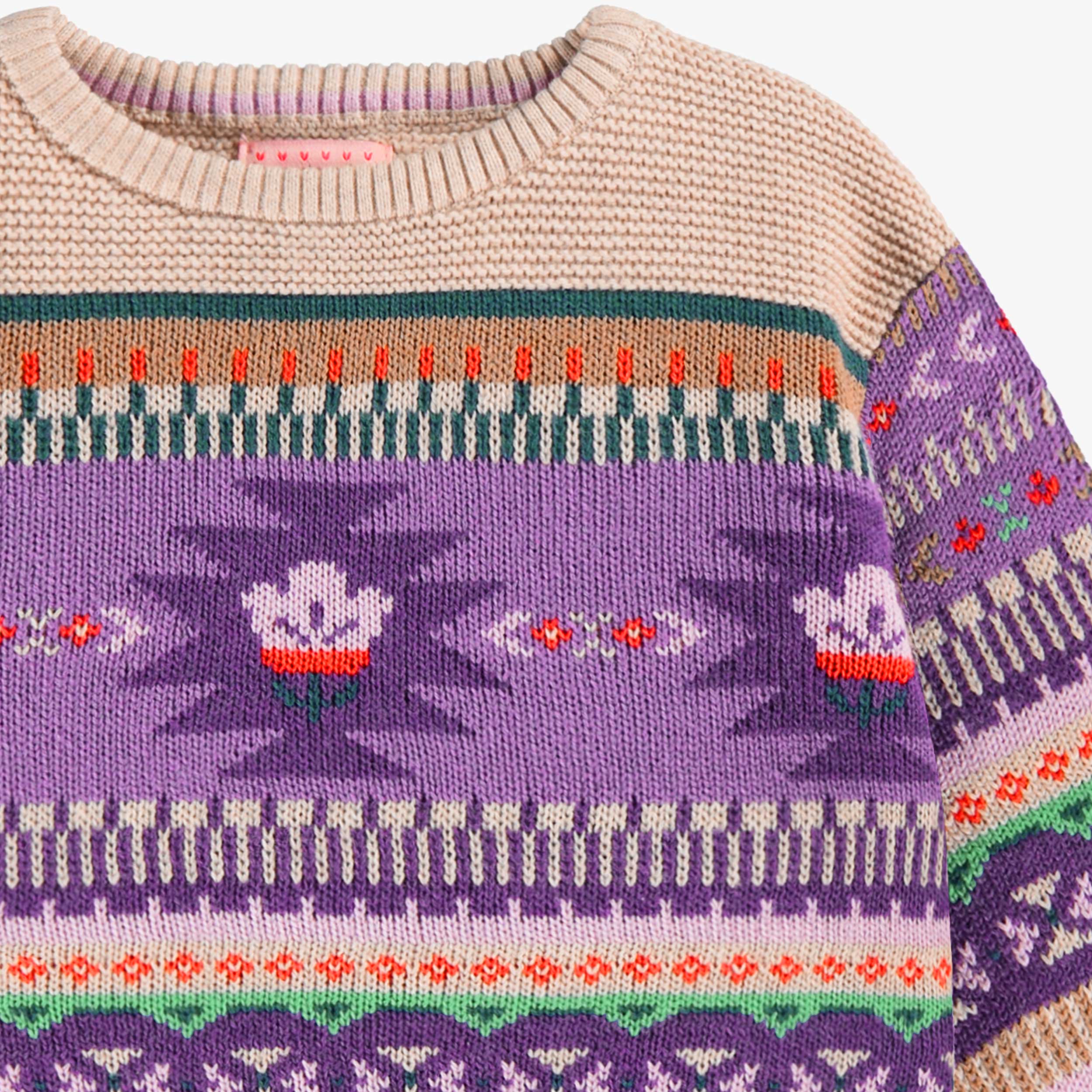 Zoom détails du chandail beige et mauve en tricot, bébé