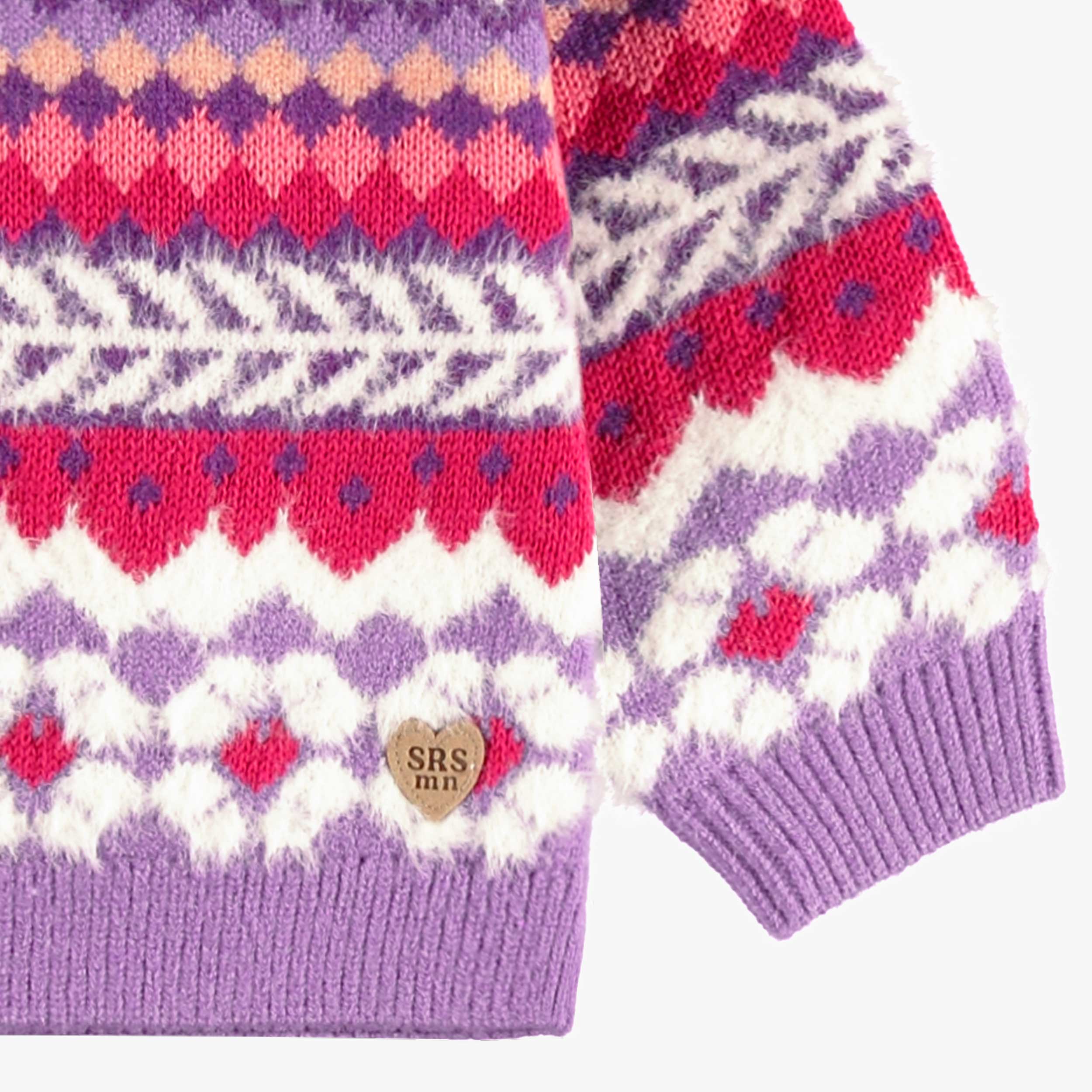 Zoom détails du chandail mauve en tricot avec motifs, bébé