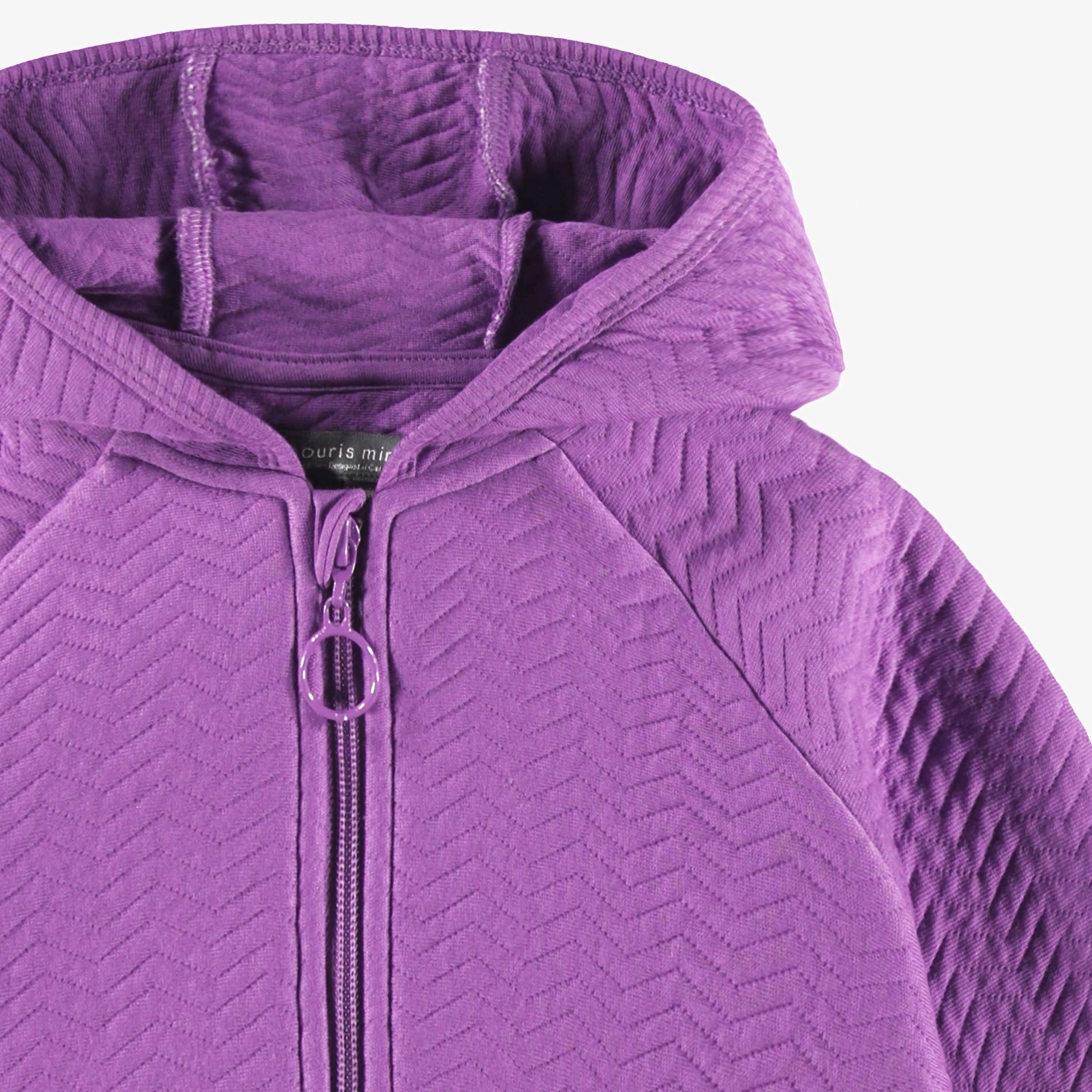 Zoom détails de la veste mauve à capuchon, bébé