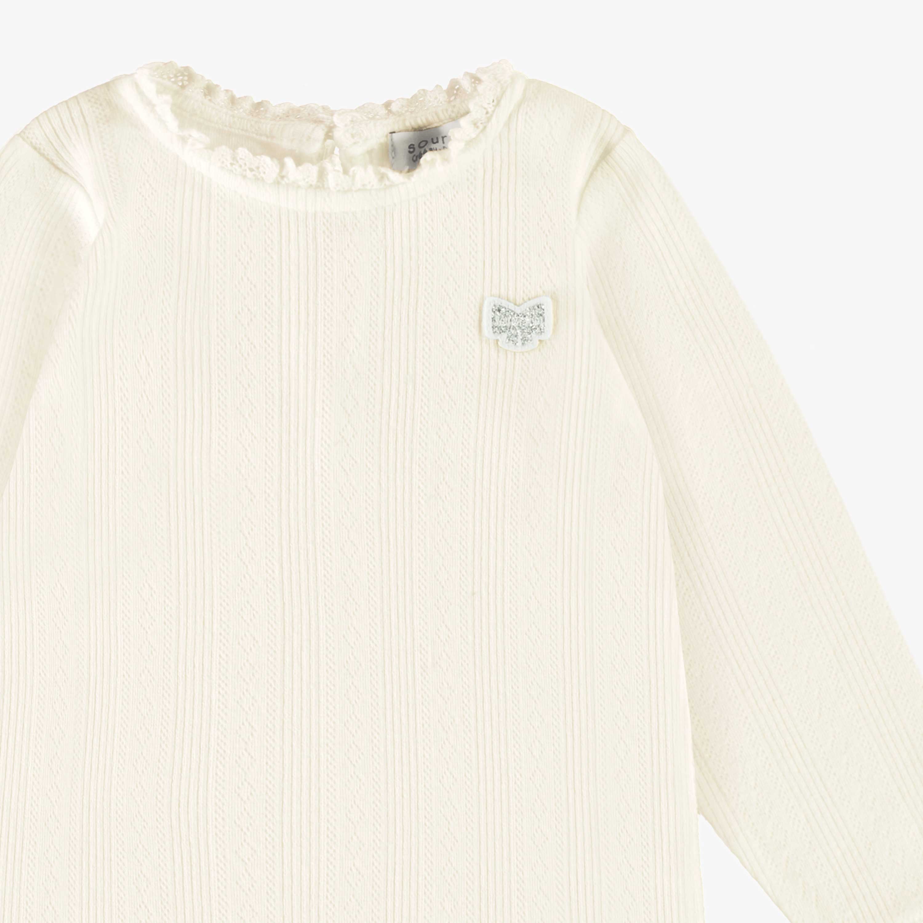 Zoom détails du cache-couche blanc à motif pointelle, bébé