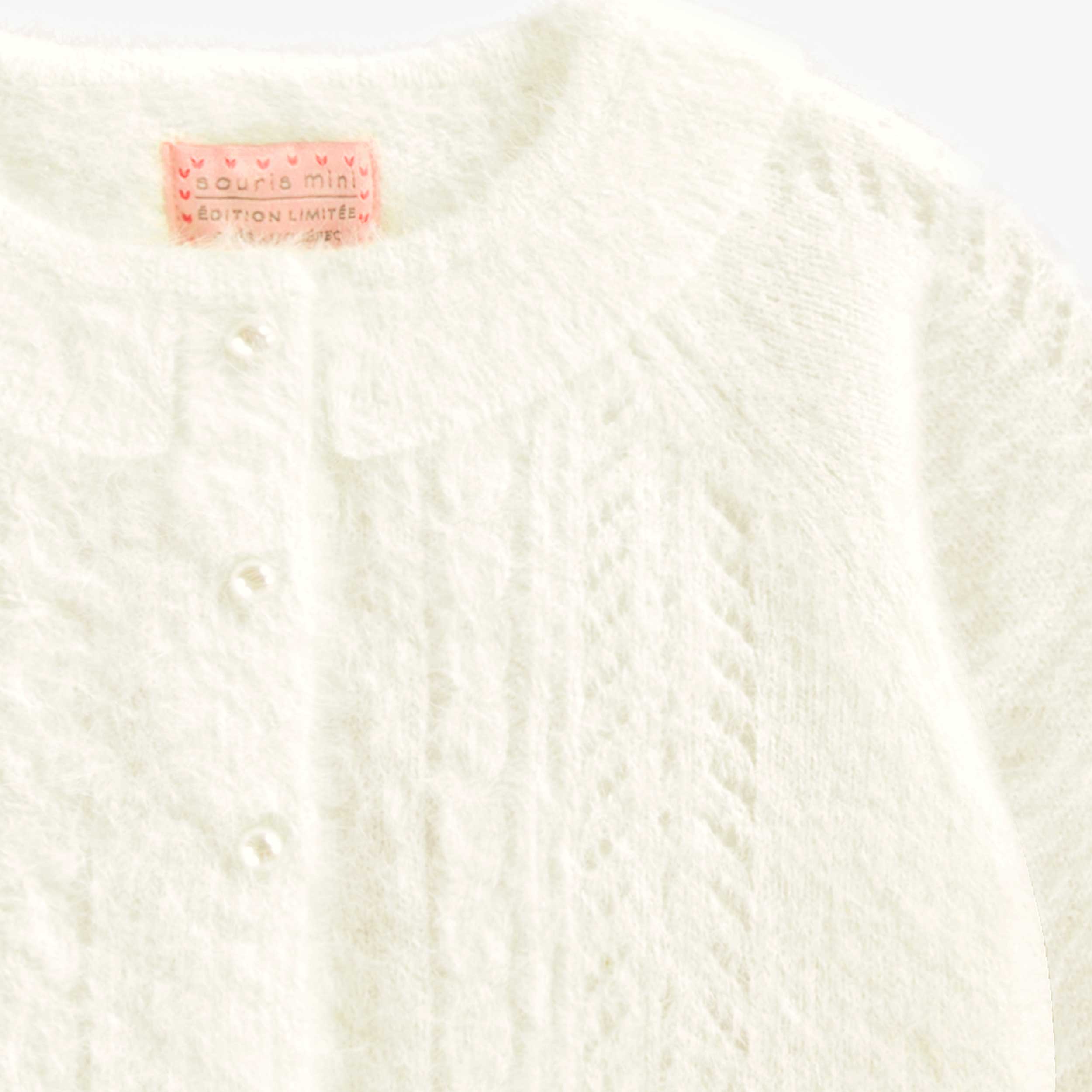 Zoom détails du cardigan blanc pelucheux, bébé