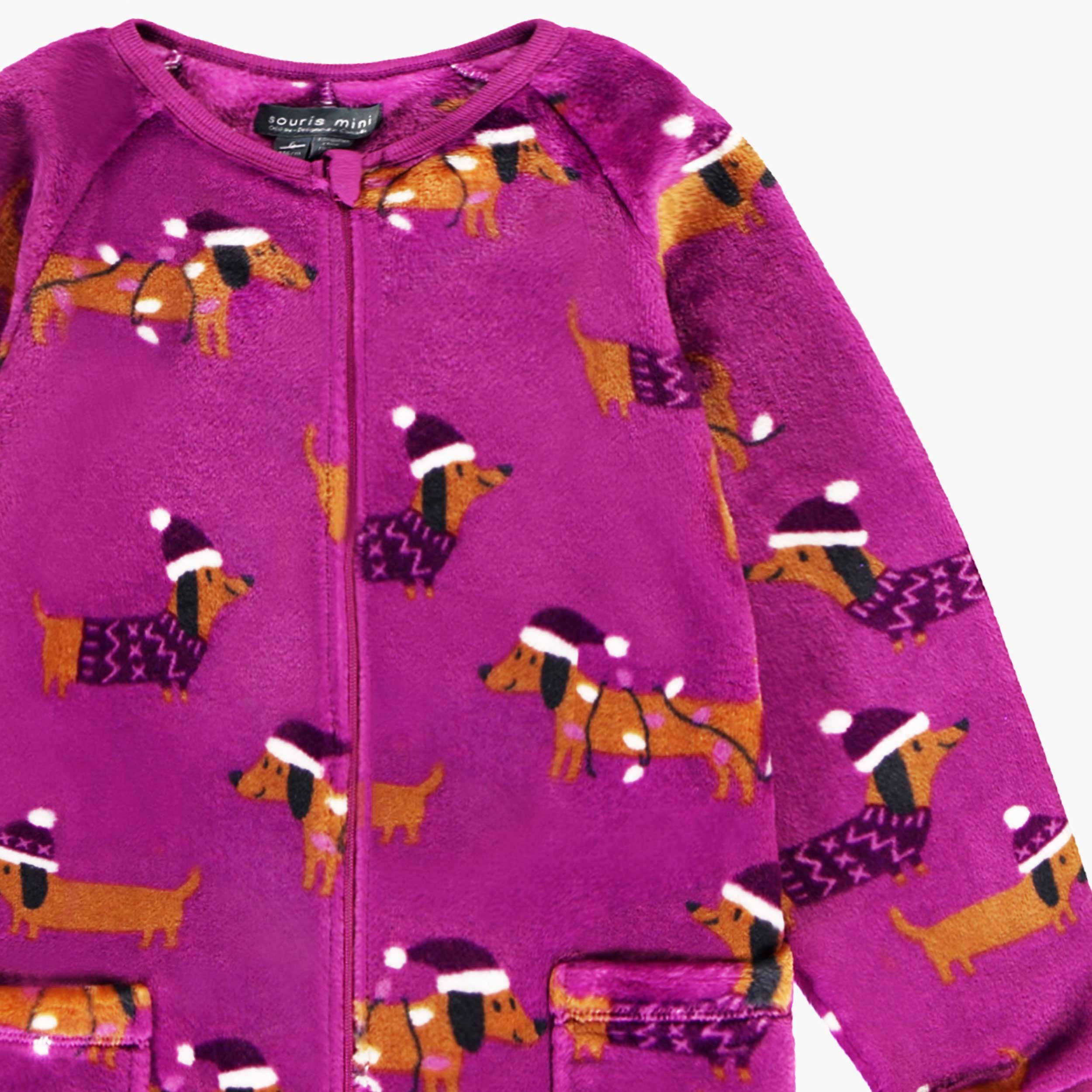 Zoom détails du pyjama une pièce mauve à motifs de chiens, enfant