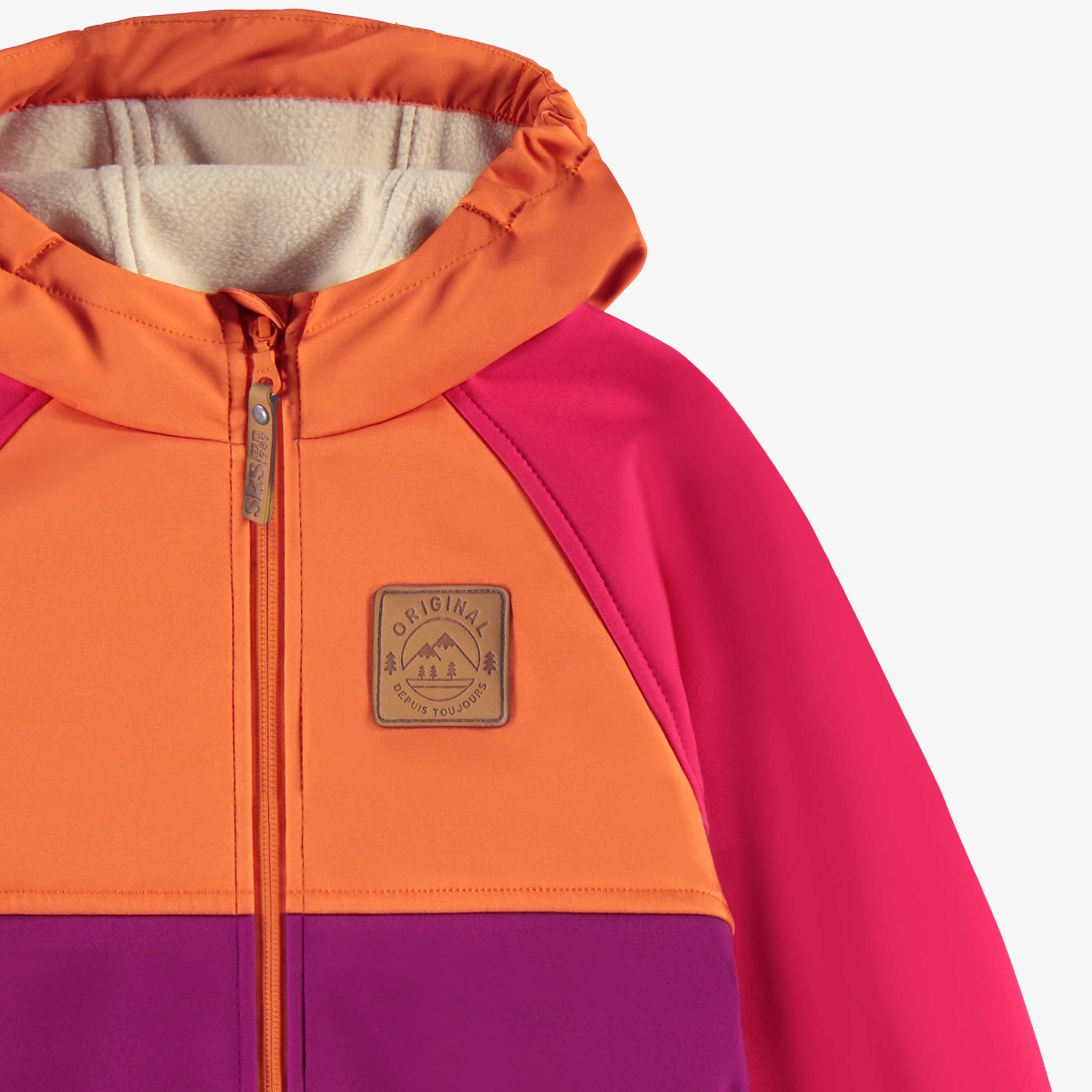 Zoom détails du manteau mauve, rose et orange en coquille souple, enfant