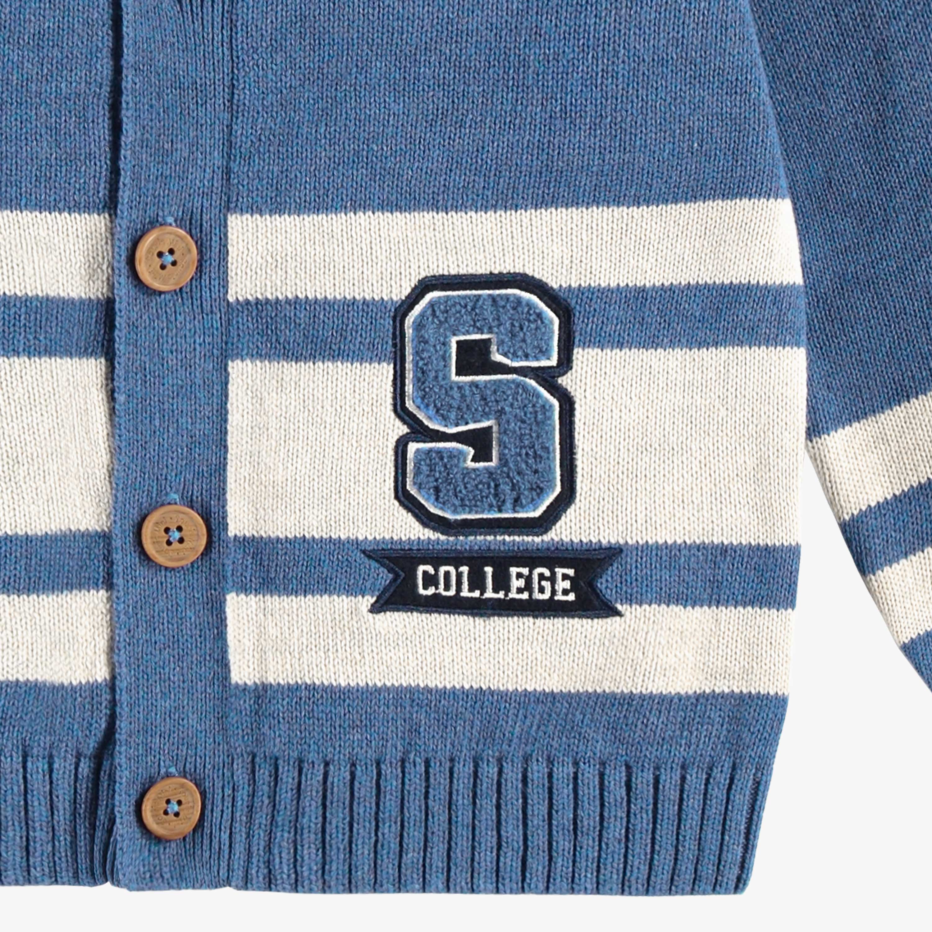 Zoom détails du cardigan bleu en tricot avec rayures, enfant