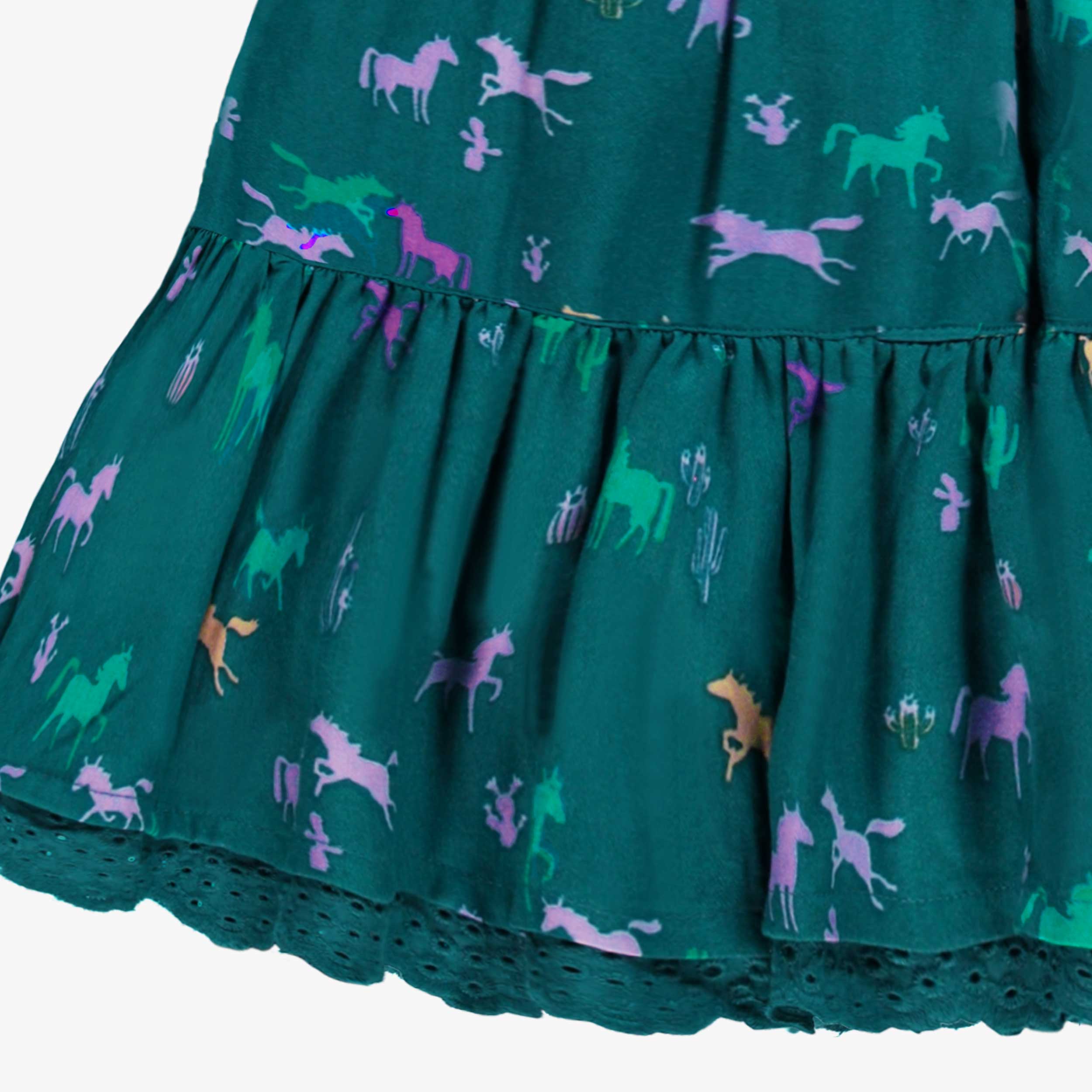 Zoom détails de la jupe turquoise à motifs, enfant