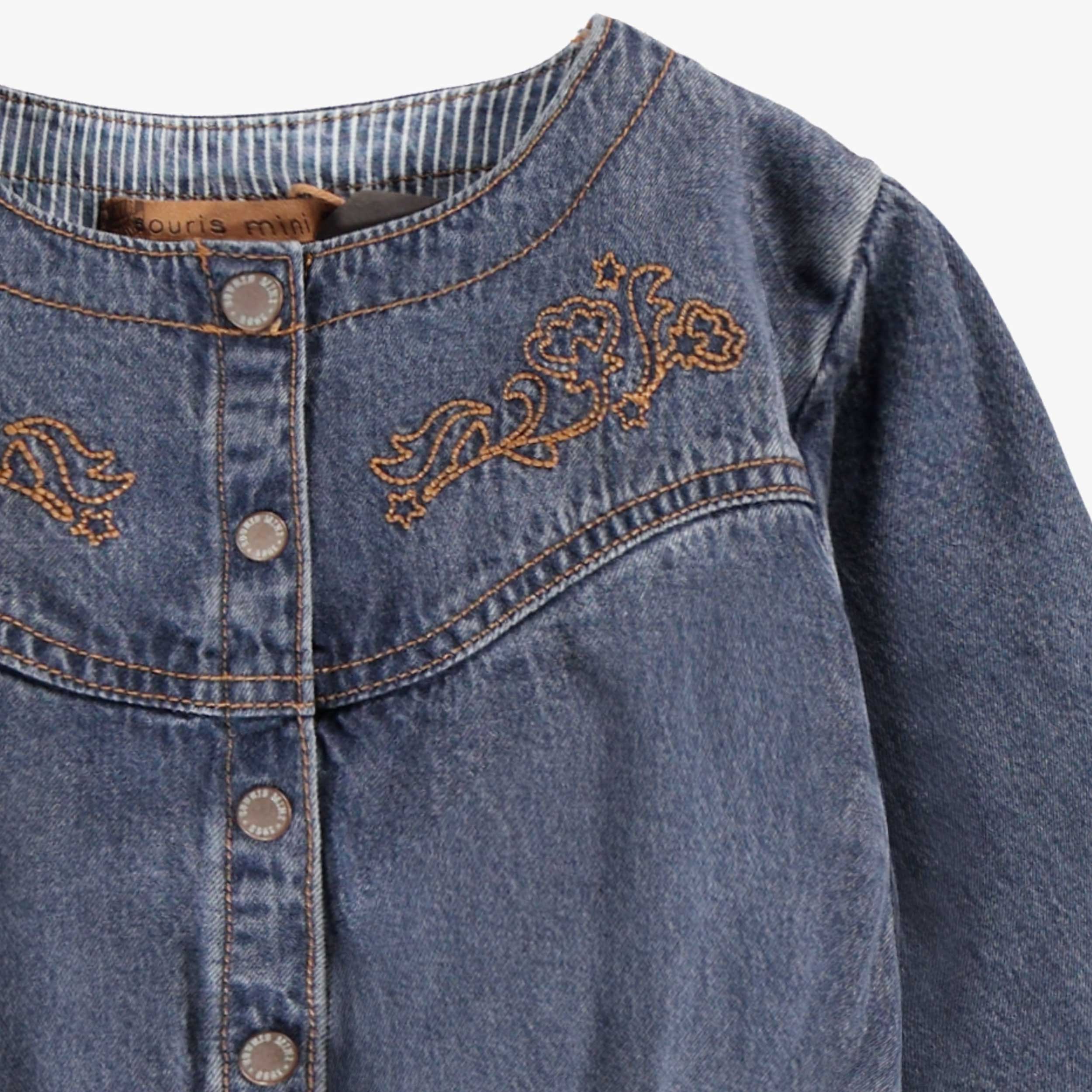 Zoom détails de la robe bleue en denim avec broderies, enfant