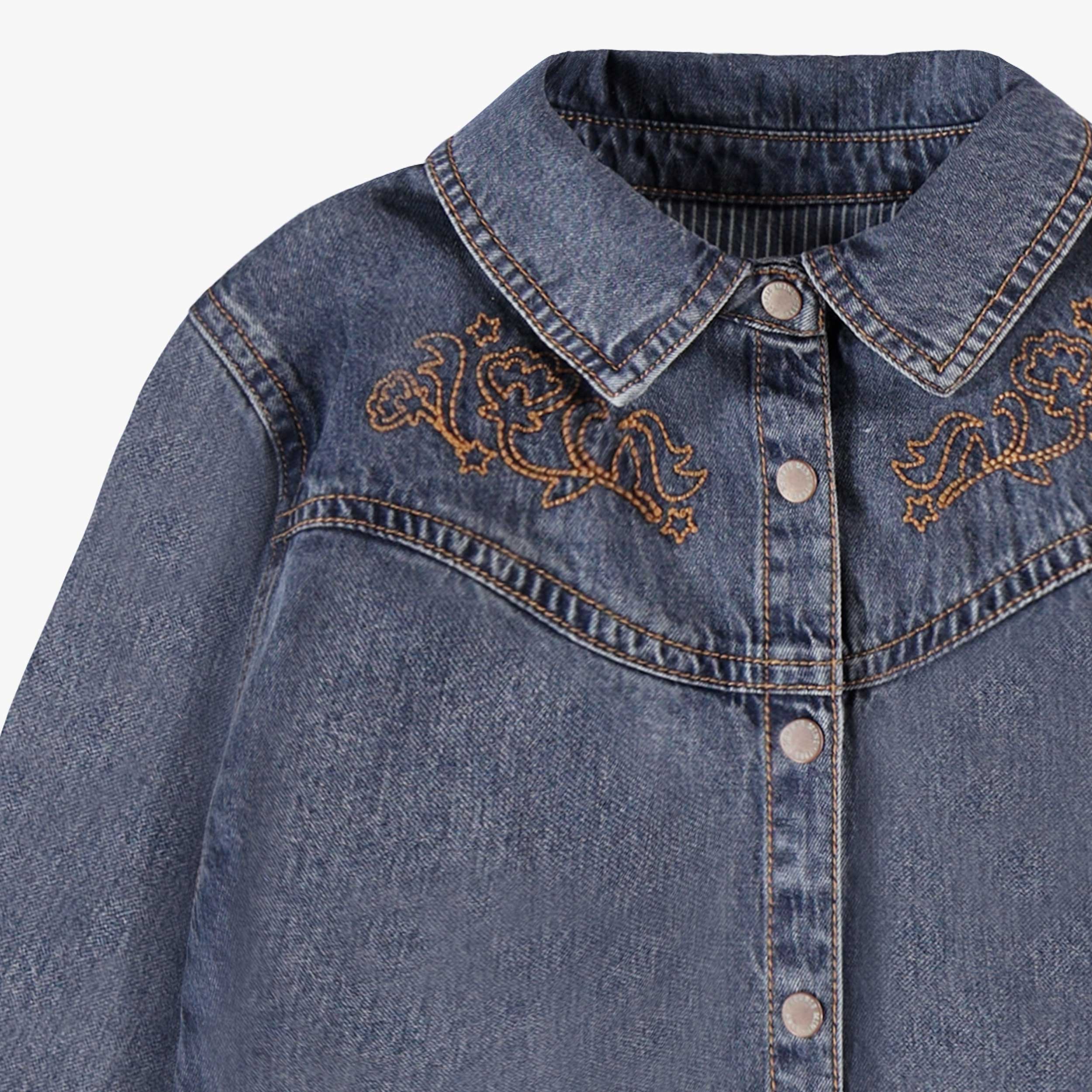 Zoom détails de la chemise bleue en denim avec broderies, enfant