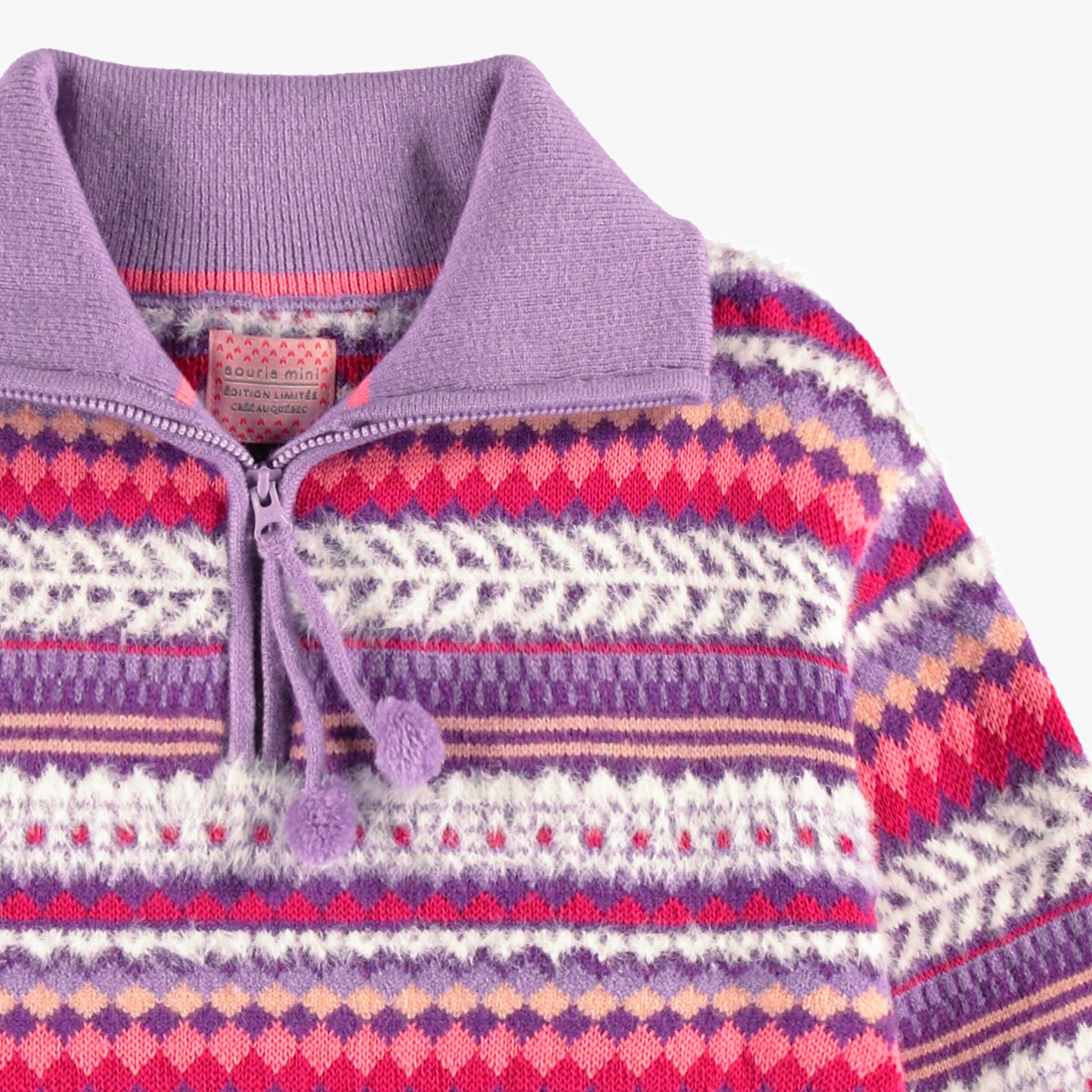Zoom détails du chandail mauve en tricot avec motifs, enfant