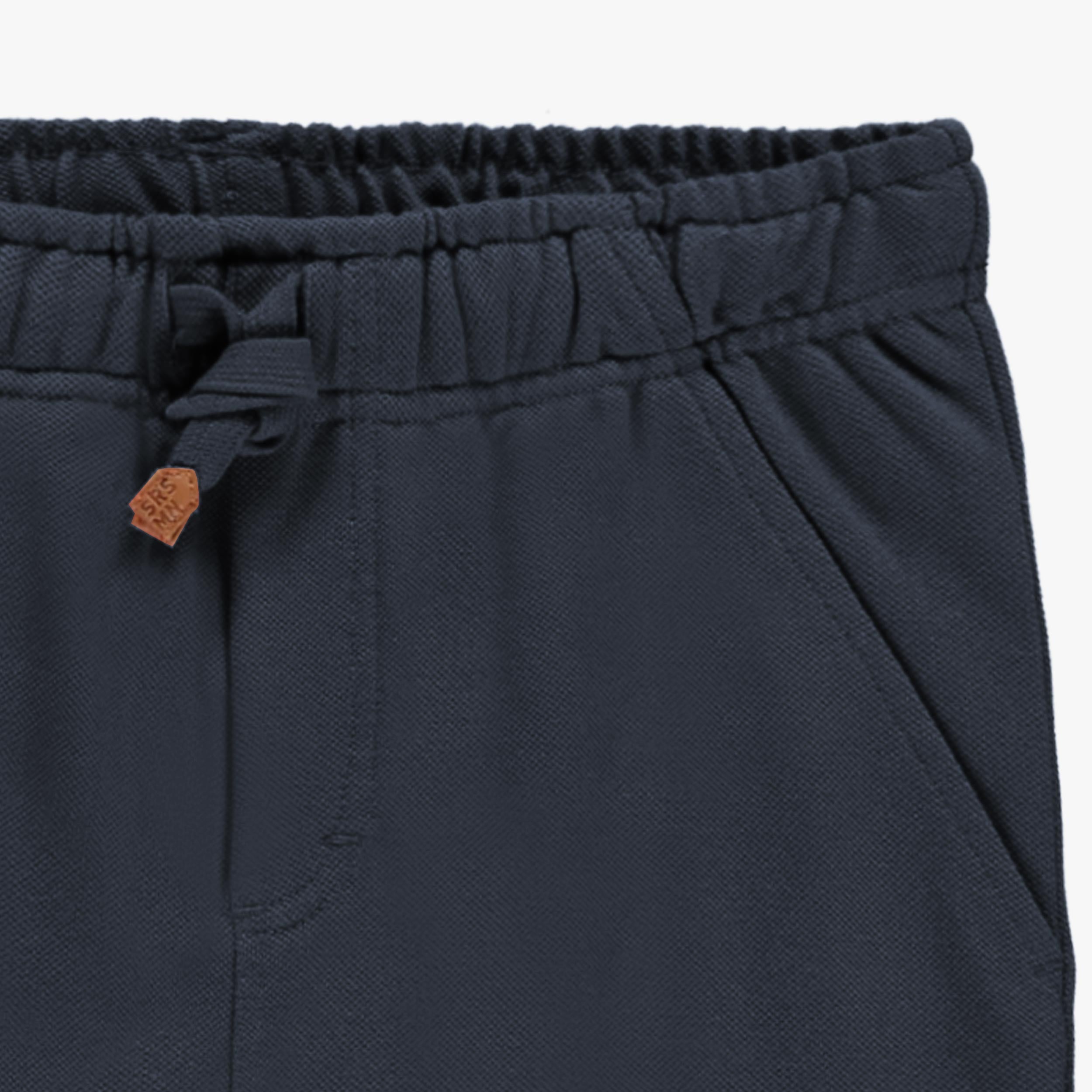 Zoom détails du pantalon bleu marine style jogger, enfant