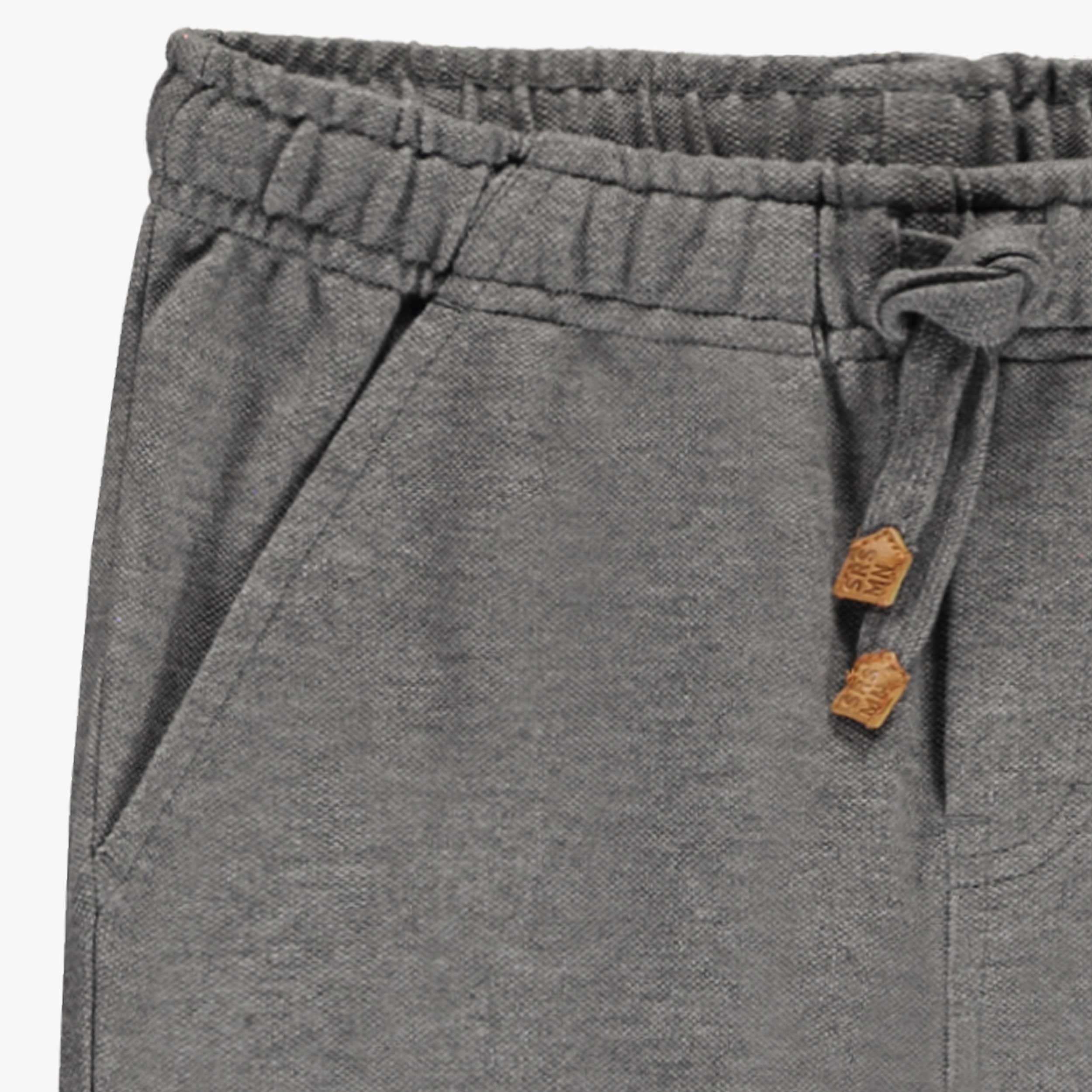 Zoom détails du pantalon gris style jogger, enfant