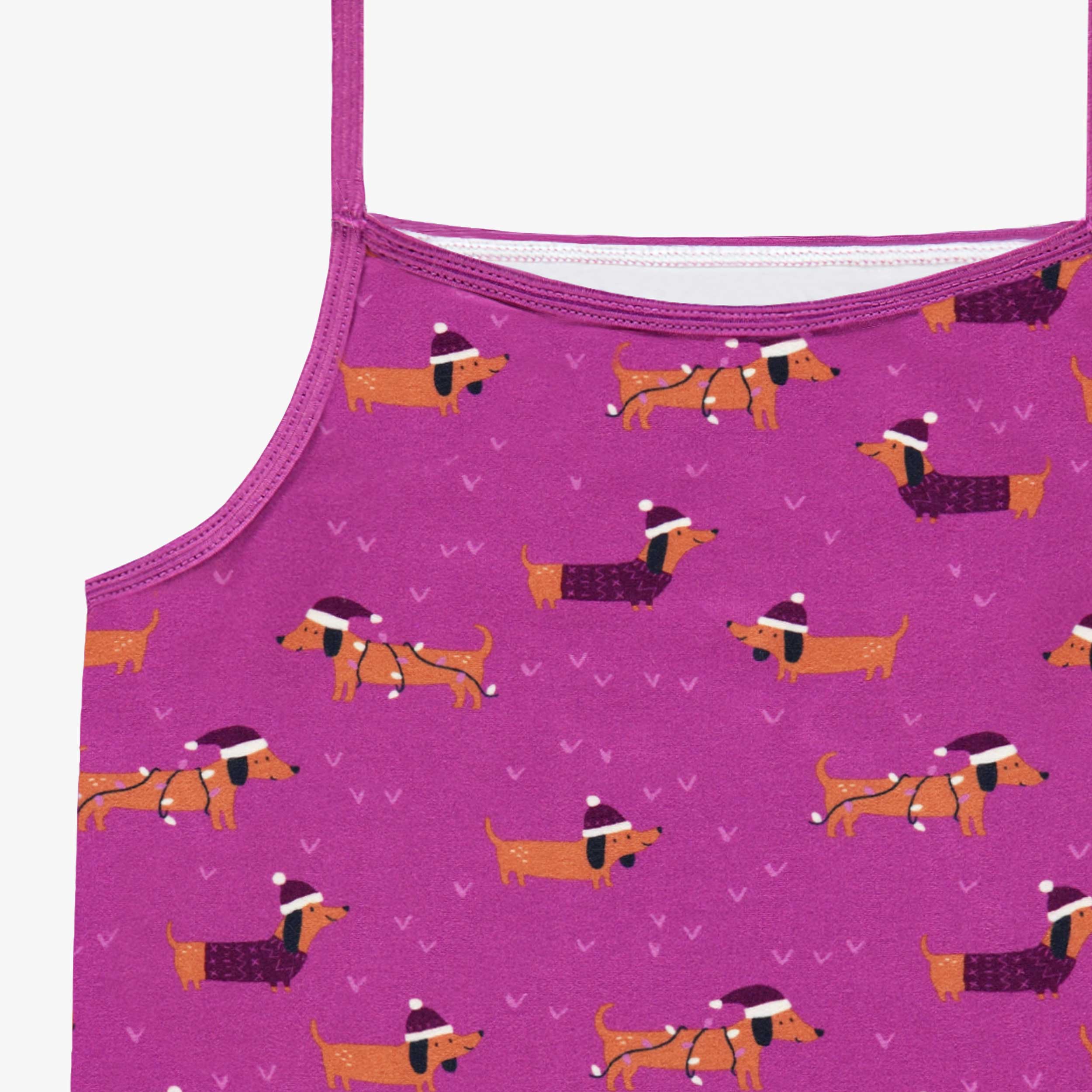 Zoom détails de la camisole mauve à motifs de chiens, enfant