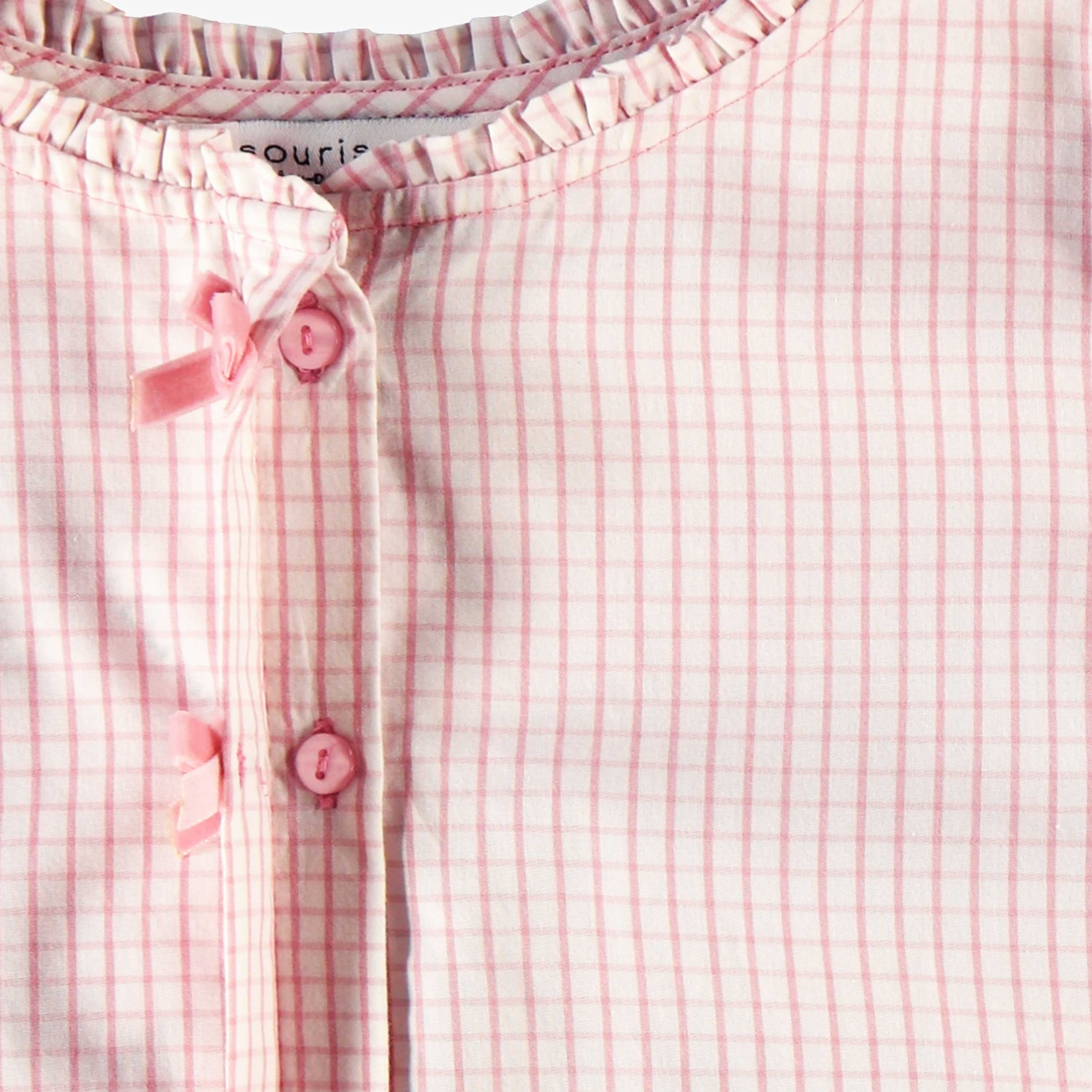 Zoom détails de la blouse blanc et rose à carreaux vichy, enfant