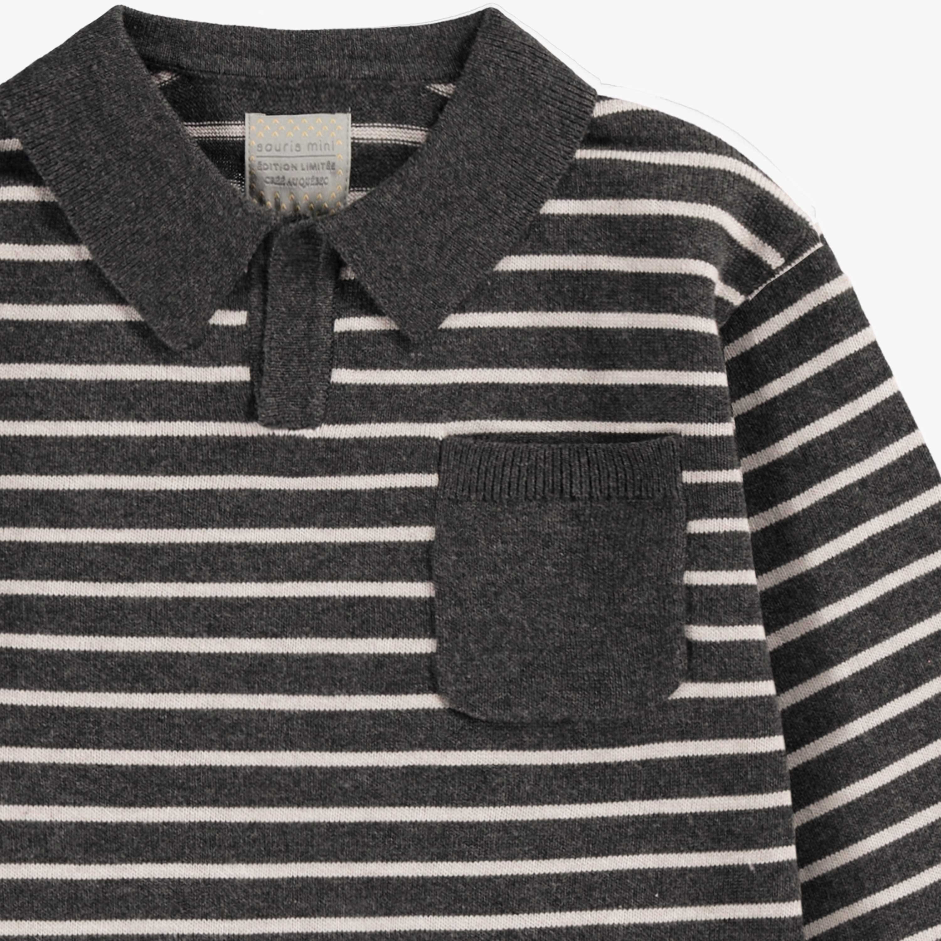 Zoom détails du polo gris en tricot avec rayures, enfant