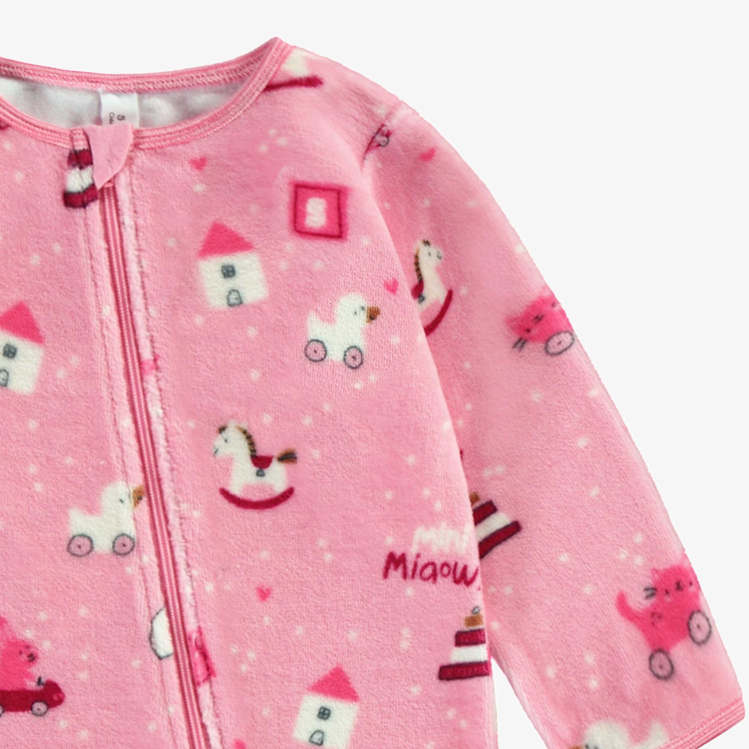 Zoom détails du pyjama rose en velours, naissance