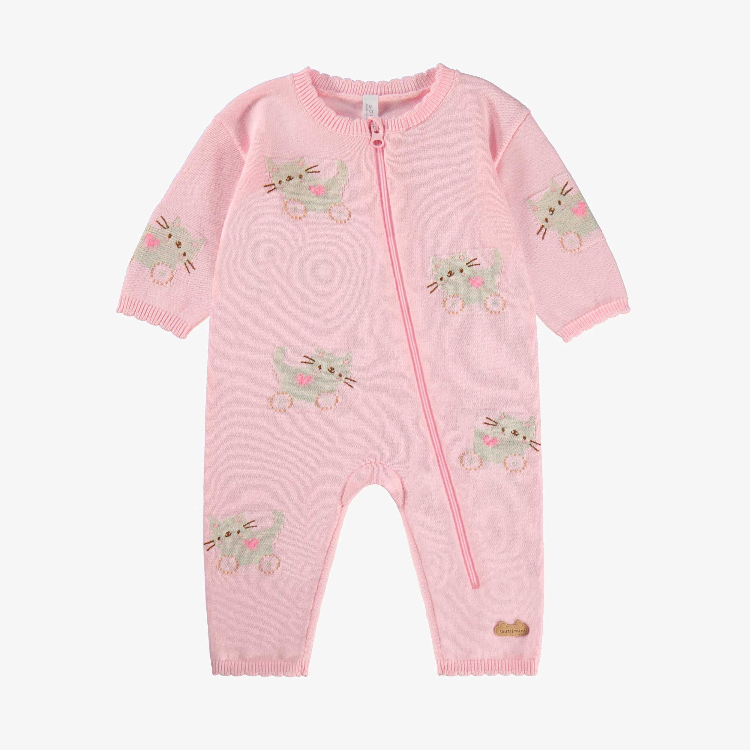 Une pièce rose en tricot avec motifs, naissance