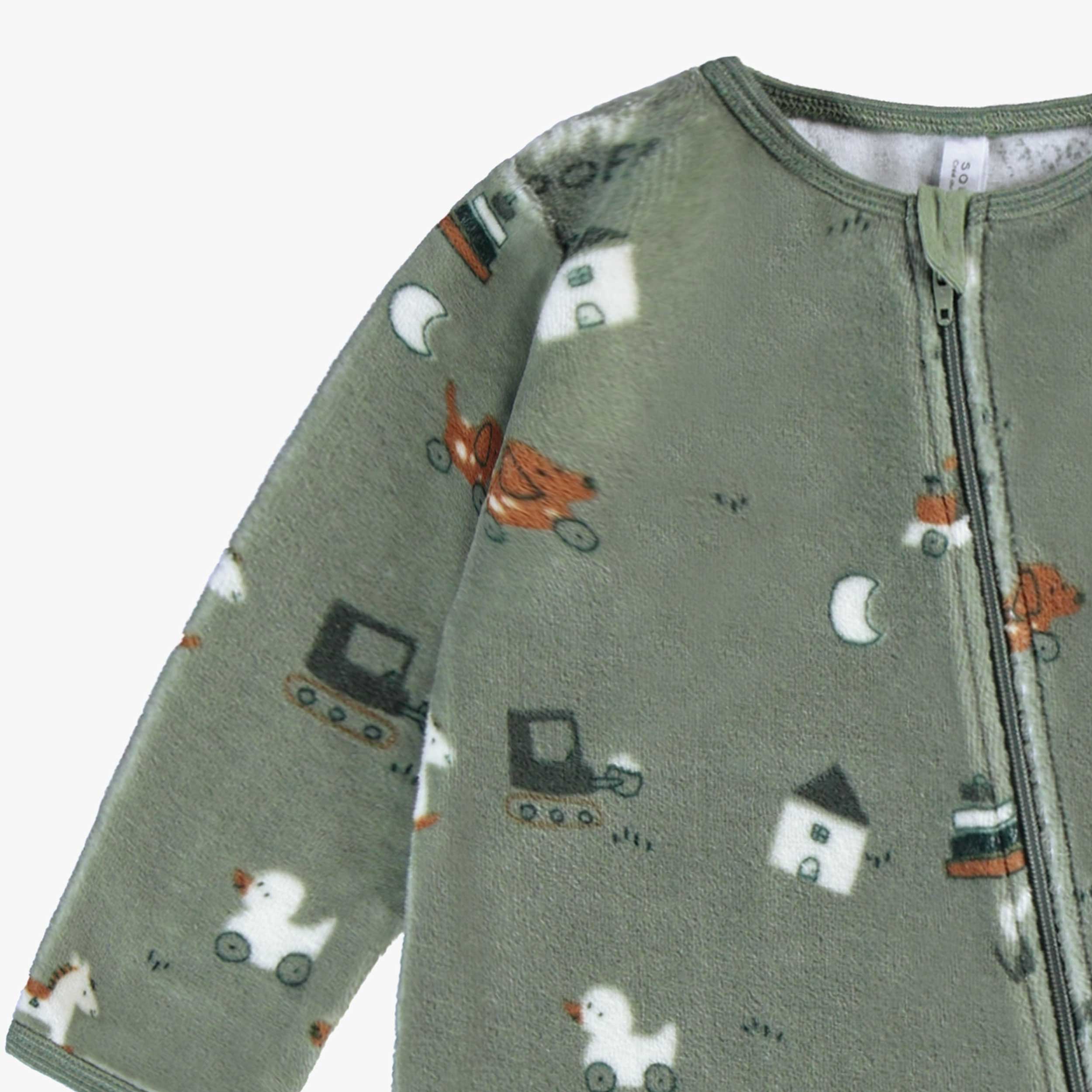 Zoom détails du pyjama vert en velours, naissance