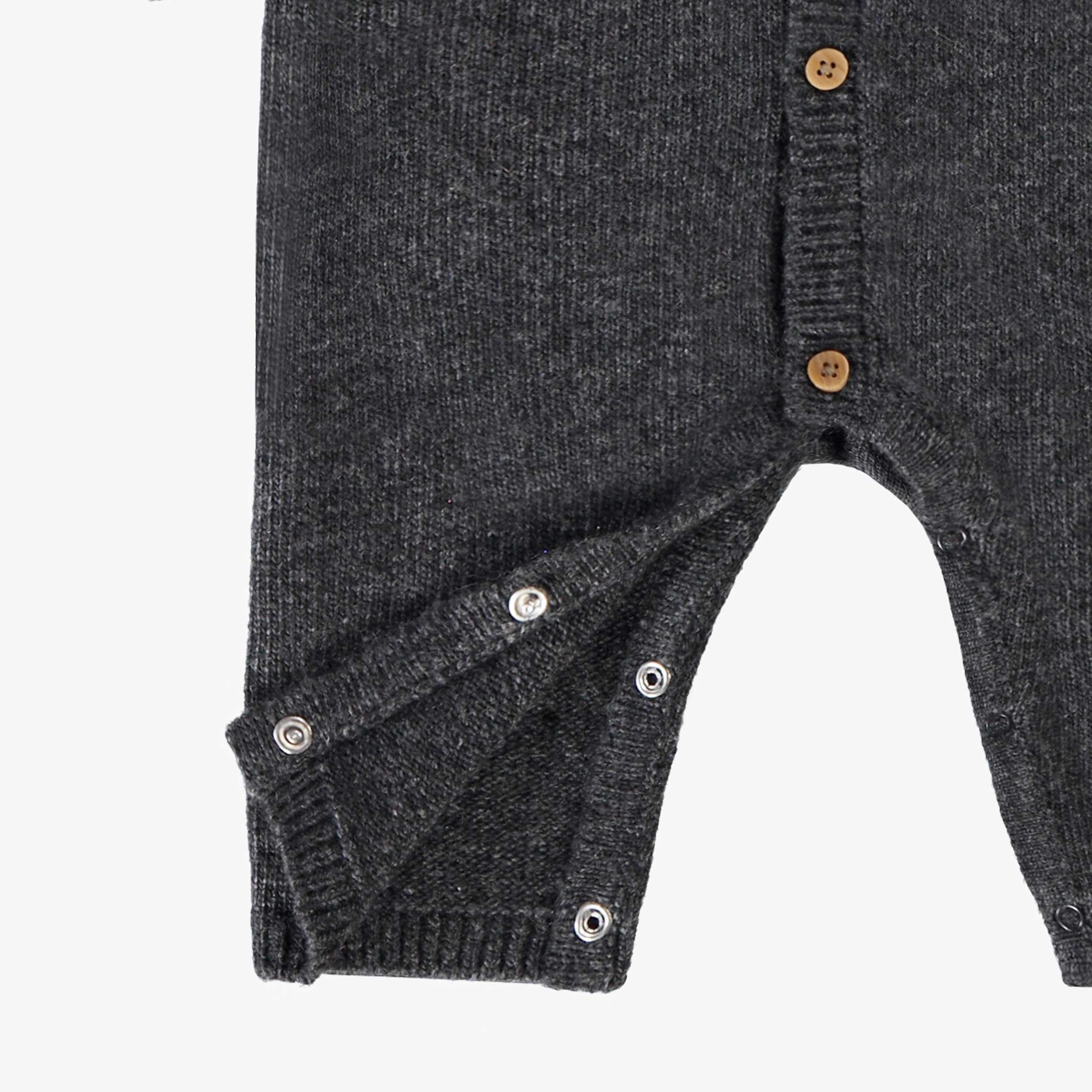 Zoom détails de l'une pièce gris en tricot avec motifs jacquard, naissance