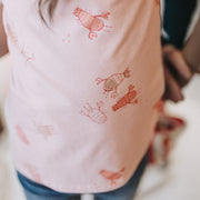 T-shirt manches courtes coupe ajustée rose pâle au motif écrevisses, enfant || Light pink short sleeves slim fit t-shirt with a crayfish print, child