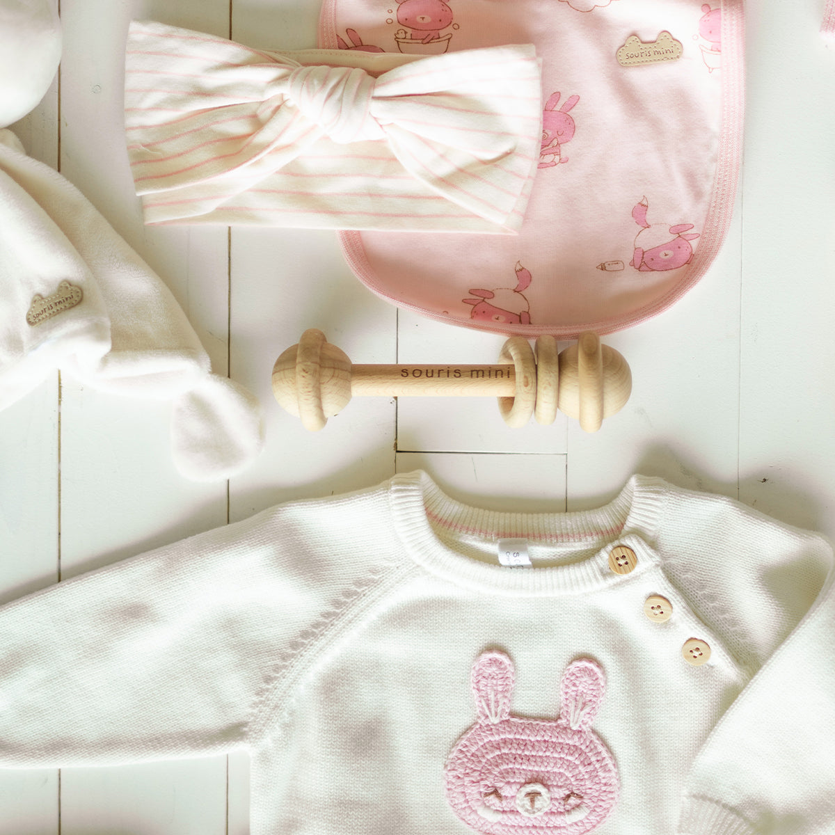 Chandail crème en maille avec lapin rose, hochet en bois inscrit Souris Mini, bandeau crème à rayures rose, bavoir rose à motif 