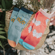 Chaussettes corail avec une envolée de papillons bleus, bébé || Coral socks with blue butterflies, baby