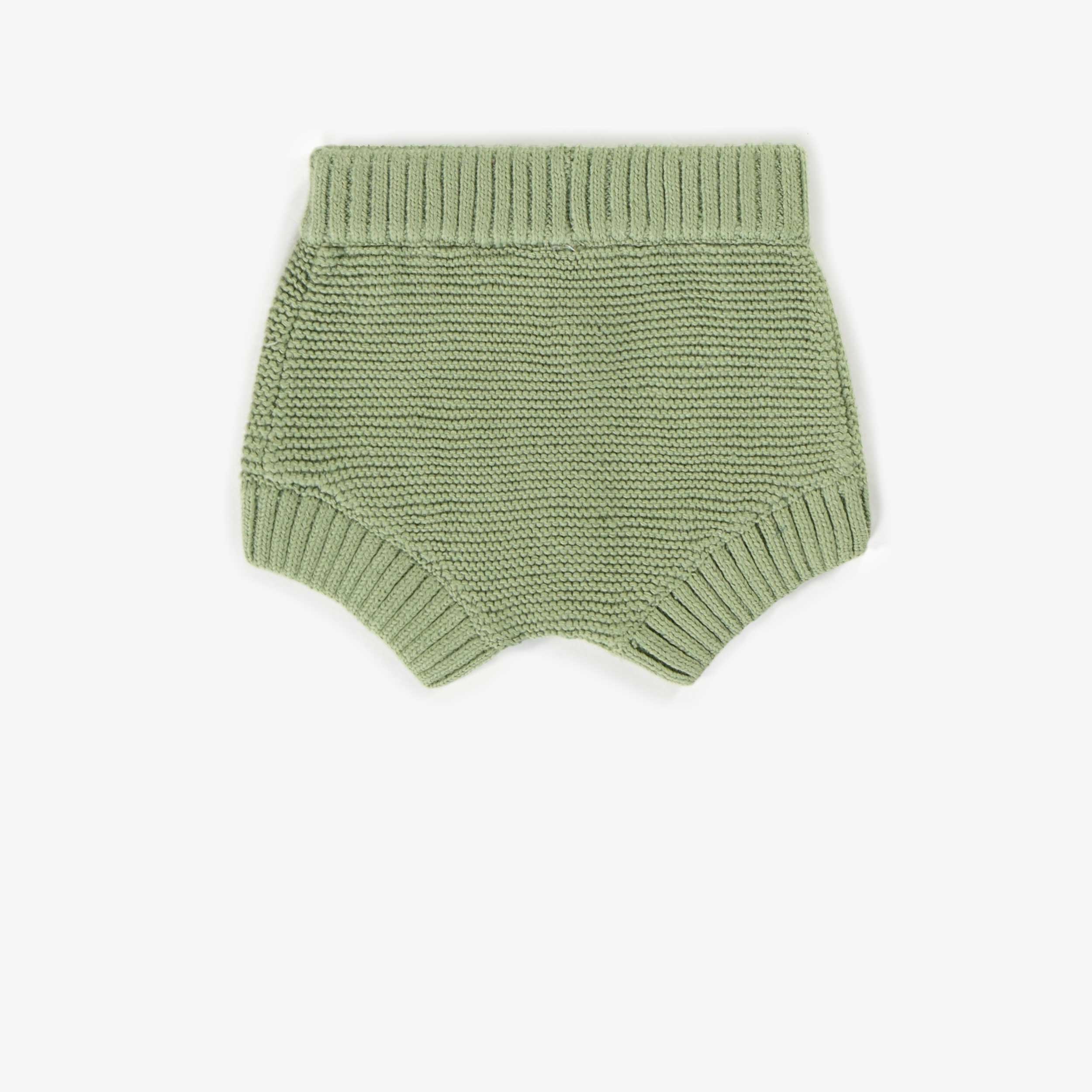 Dos du short vert en maille, naissance