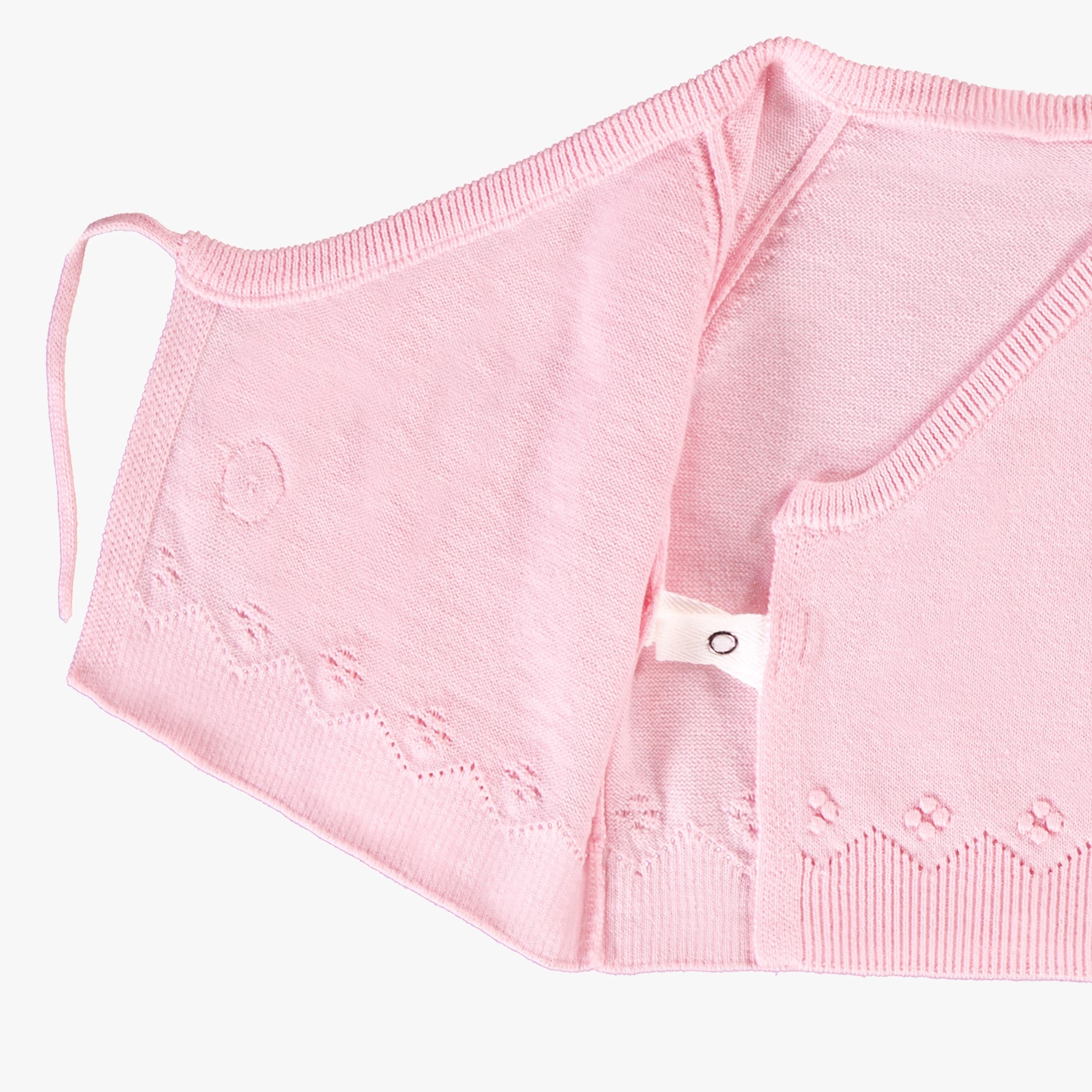 Ouverture du chandail cache-cœur rose en tricot à motif pointelle, naissance 