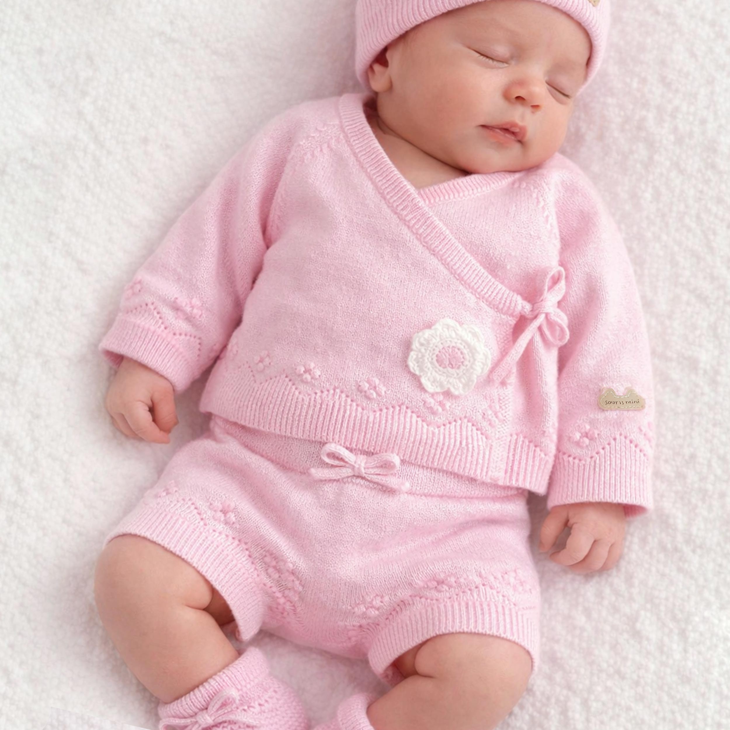 Photo bébé du chandail cache-cœur rose en tricot à motif pointelle, naissance 