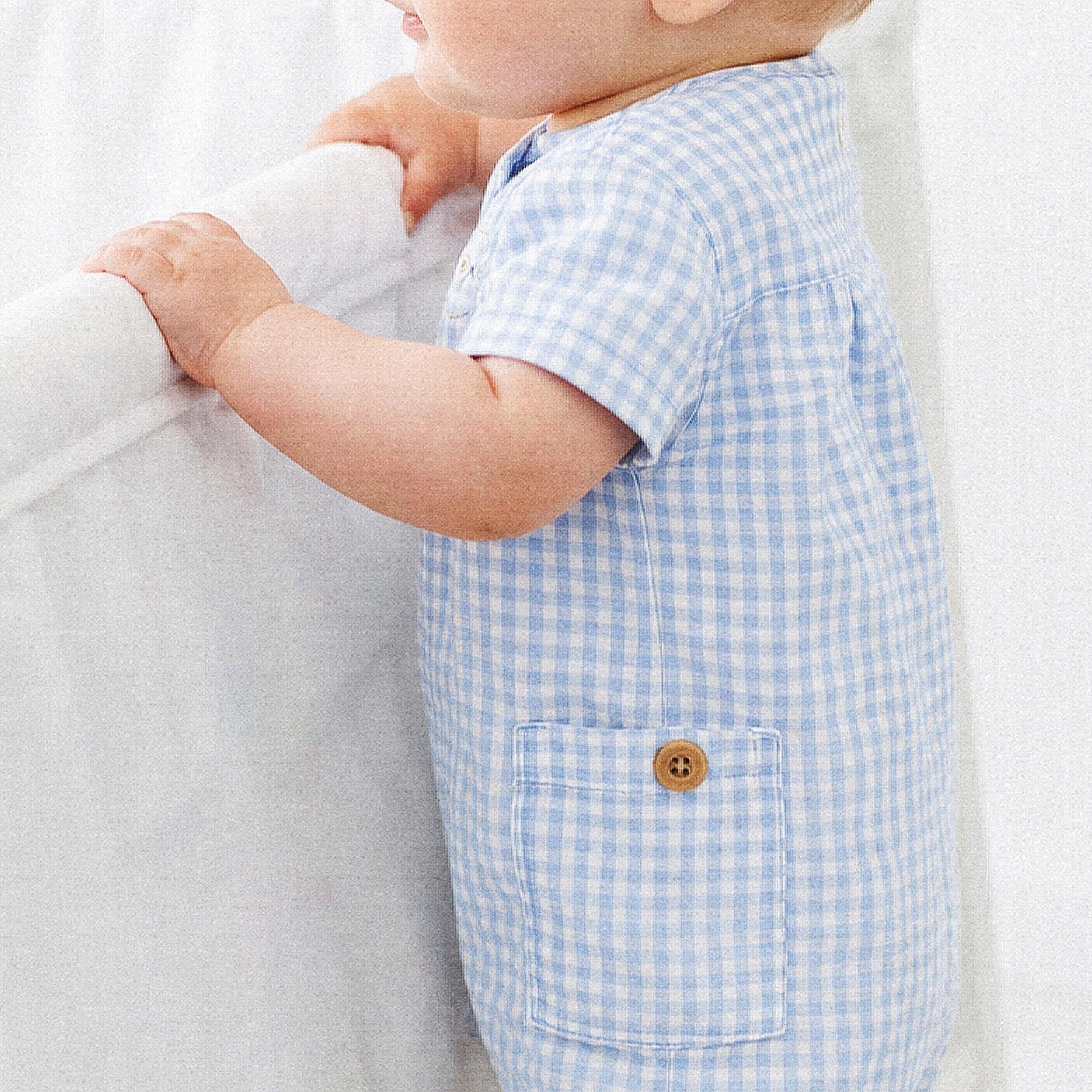 Photo d'un bébé portant la barboteuse bleu pâle à carreaux, naissance 