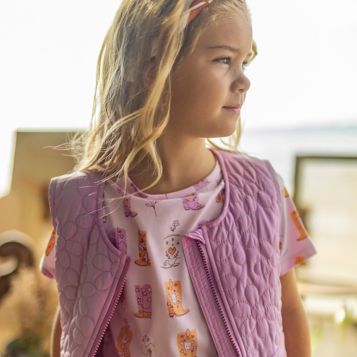 Veste sans manches mauve à motif floral matelassé, enfant