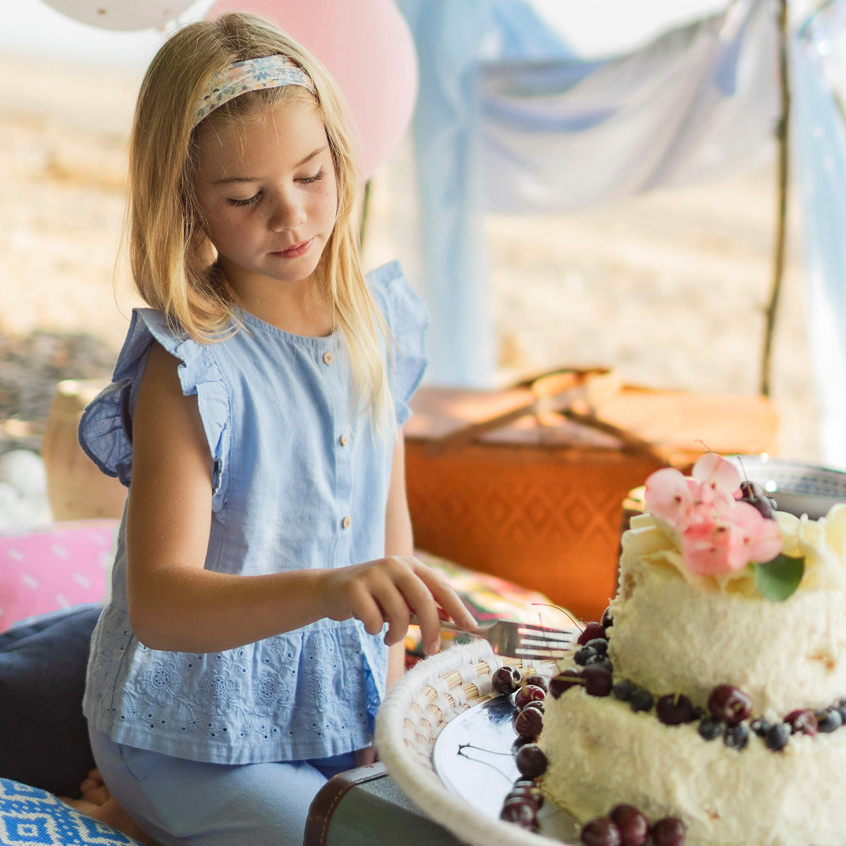 Blouse bleue avec broderie anglaise, enfant