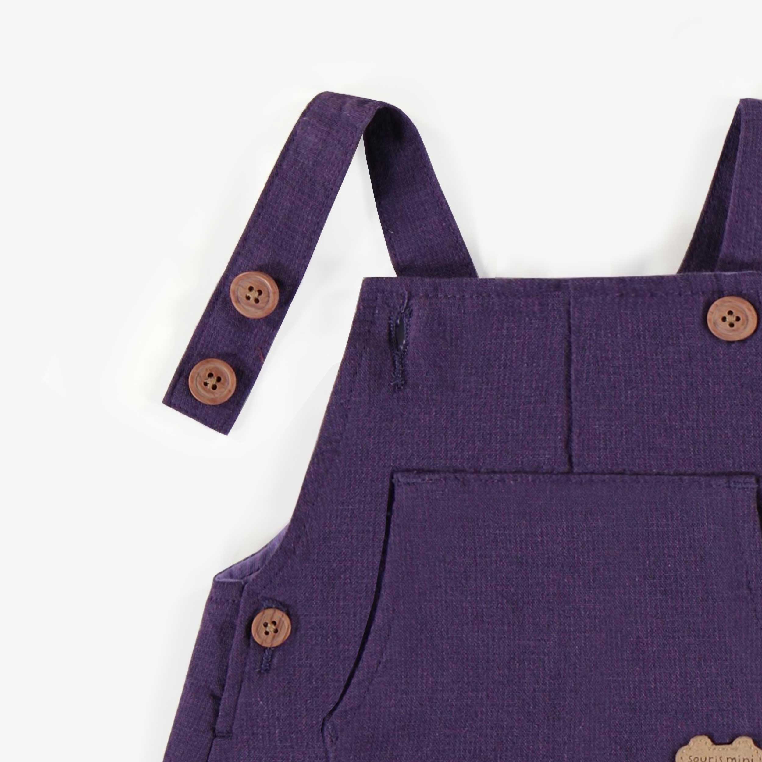 Zoom détails de la salopette mauve ample en lin, naissance