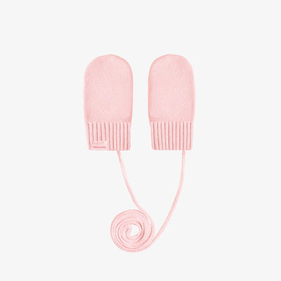 Mitaines rose pâle en maille avec cordon, bébé || Light pink knitted mittens, baby