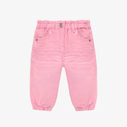Pantalon coupe décontractée en sergé extensible coloré rose, bébé  || Denim pants relaxed fit in colored stretch twill candy pink, baby