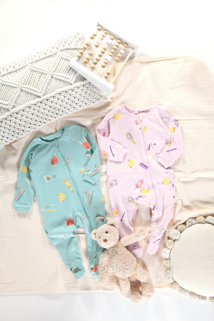 Pyjama lavande une-pièce à motif en jersey, bébé || Lavender one-piece pajama with print in jersey, baby