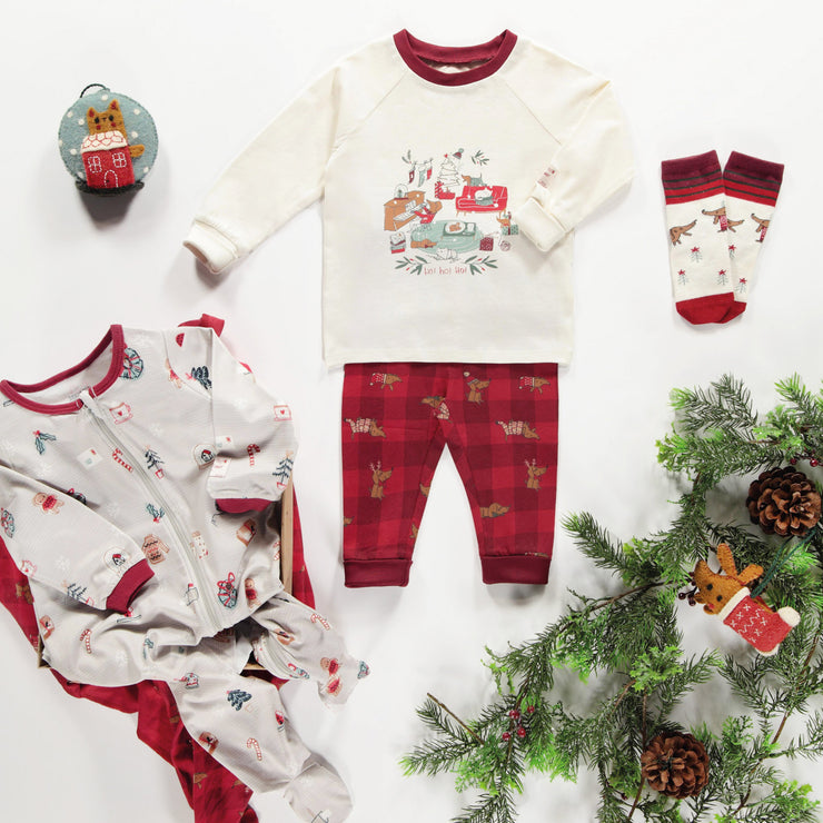 Pyjama des fêtes crème et rouge deux pièces à motif en coton, bébé || Cream and red patterned two-piece holiday pajama in cotton, baby