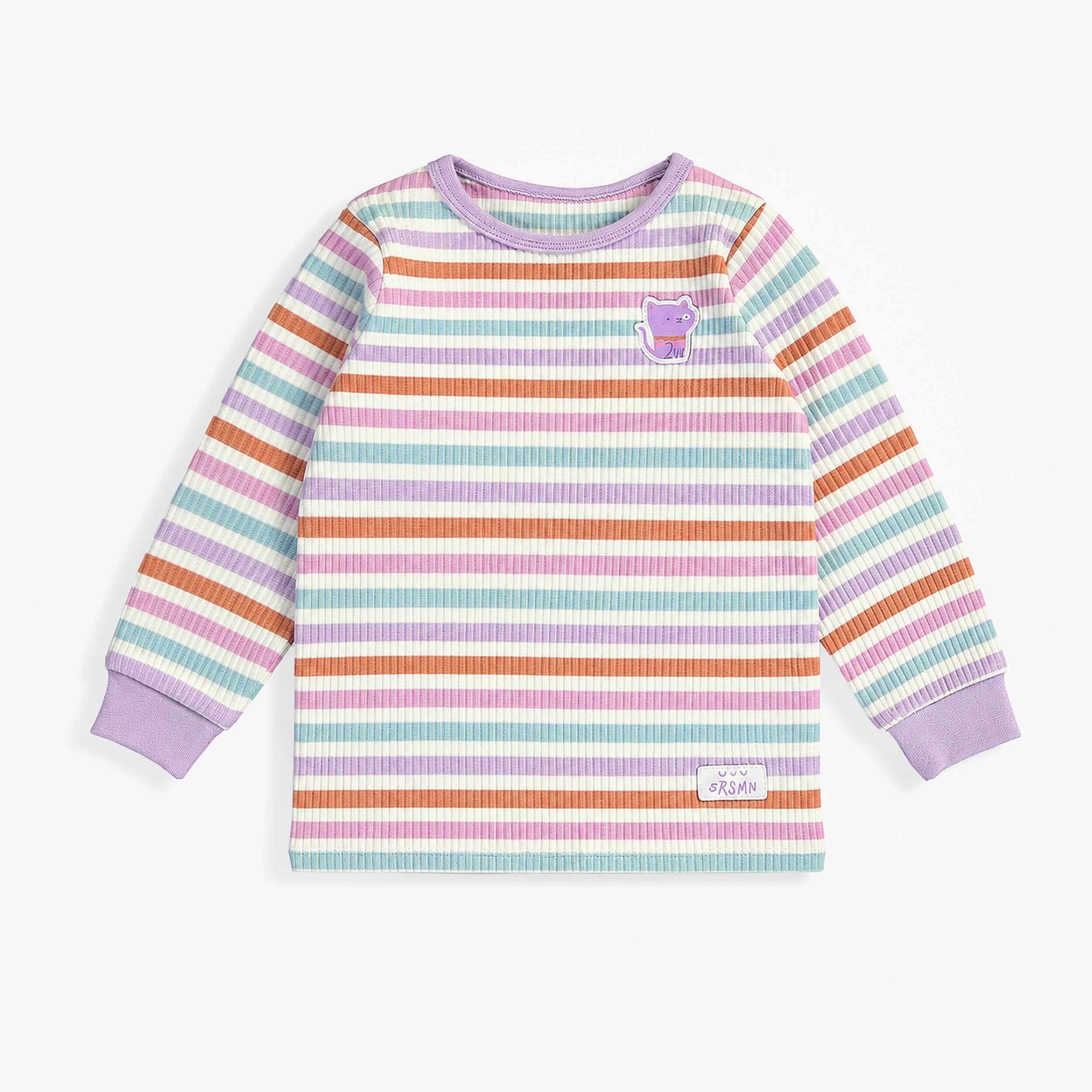 Haut de pyjama pour enfant a rayures multicolores avec manches longues, poignets lilas et ecusson chat violet.
