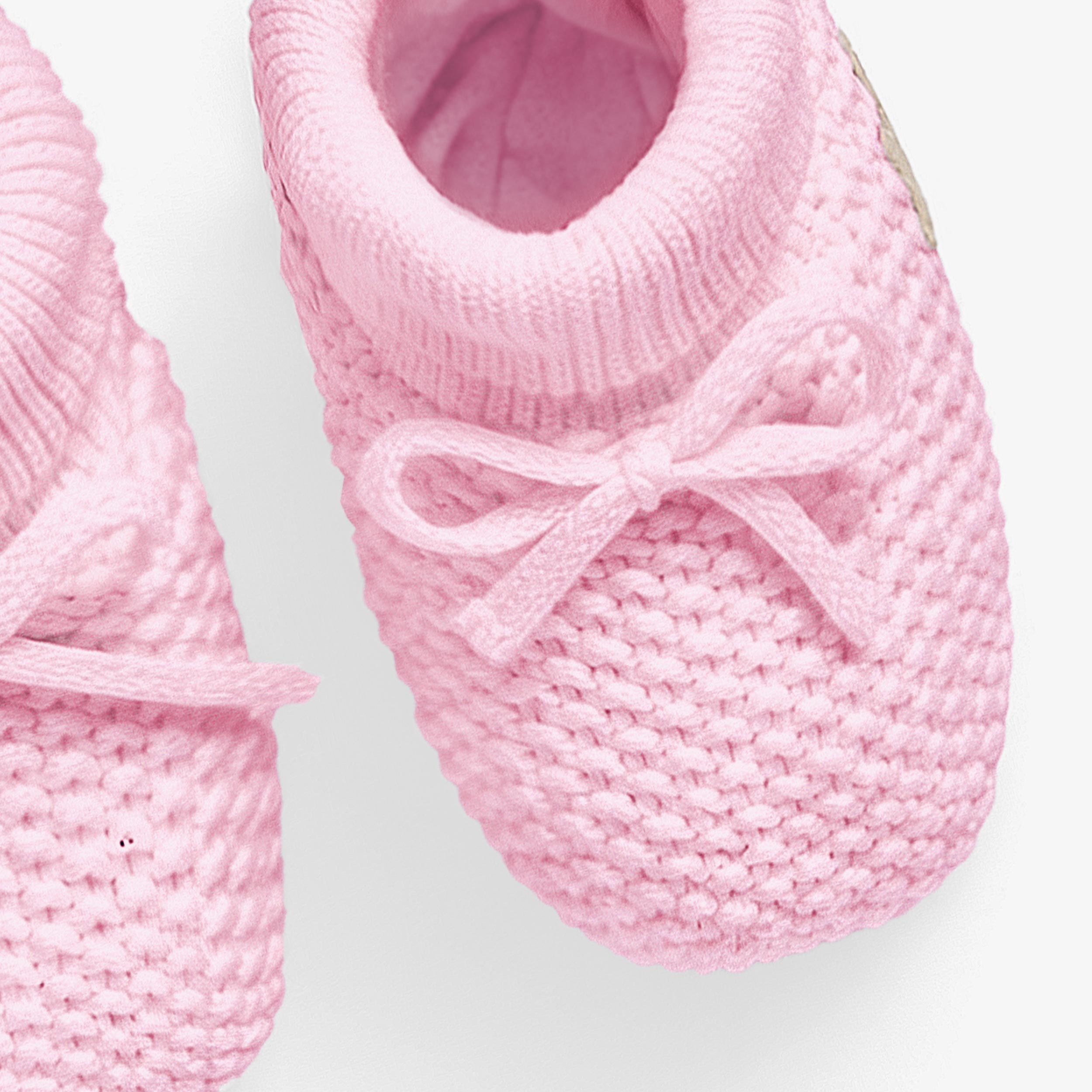 Vue de haut des pantoufles roses en tricot, naissance 