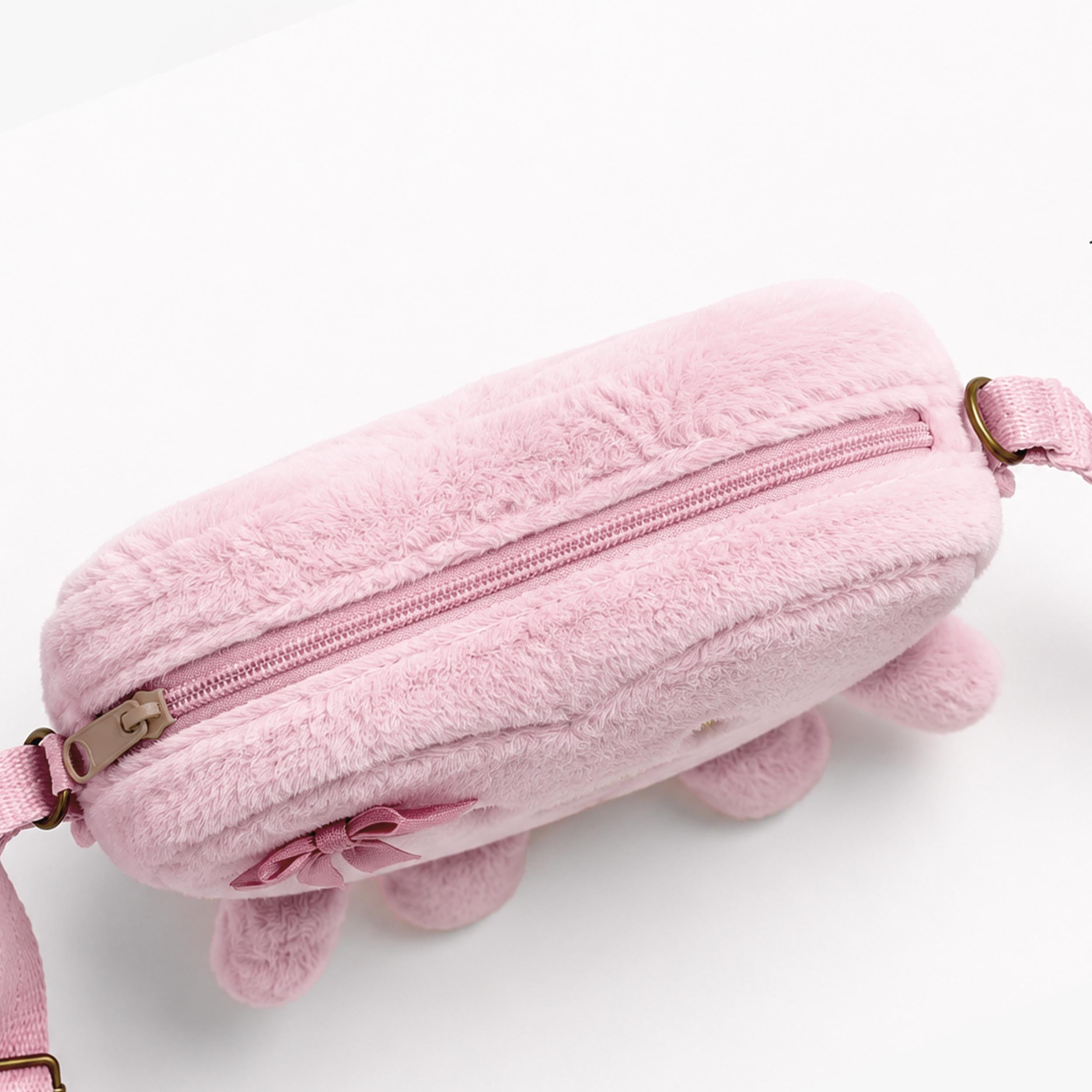 Vue de haut du sac porte-feuille mauve en forme de cœur, enfant 
