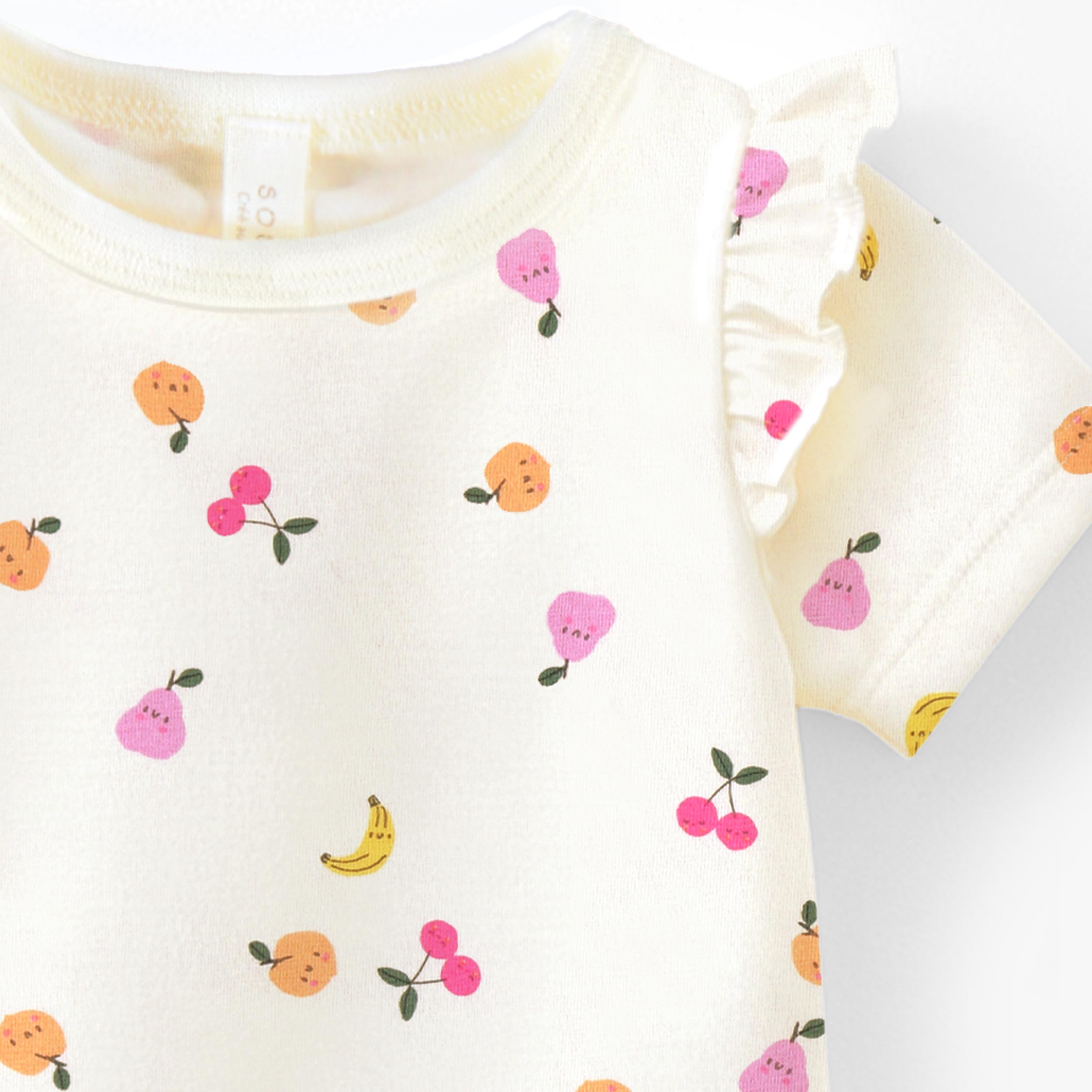 Zoom détails du cache-couche crème à motifs fruités, naissance 