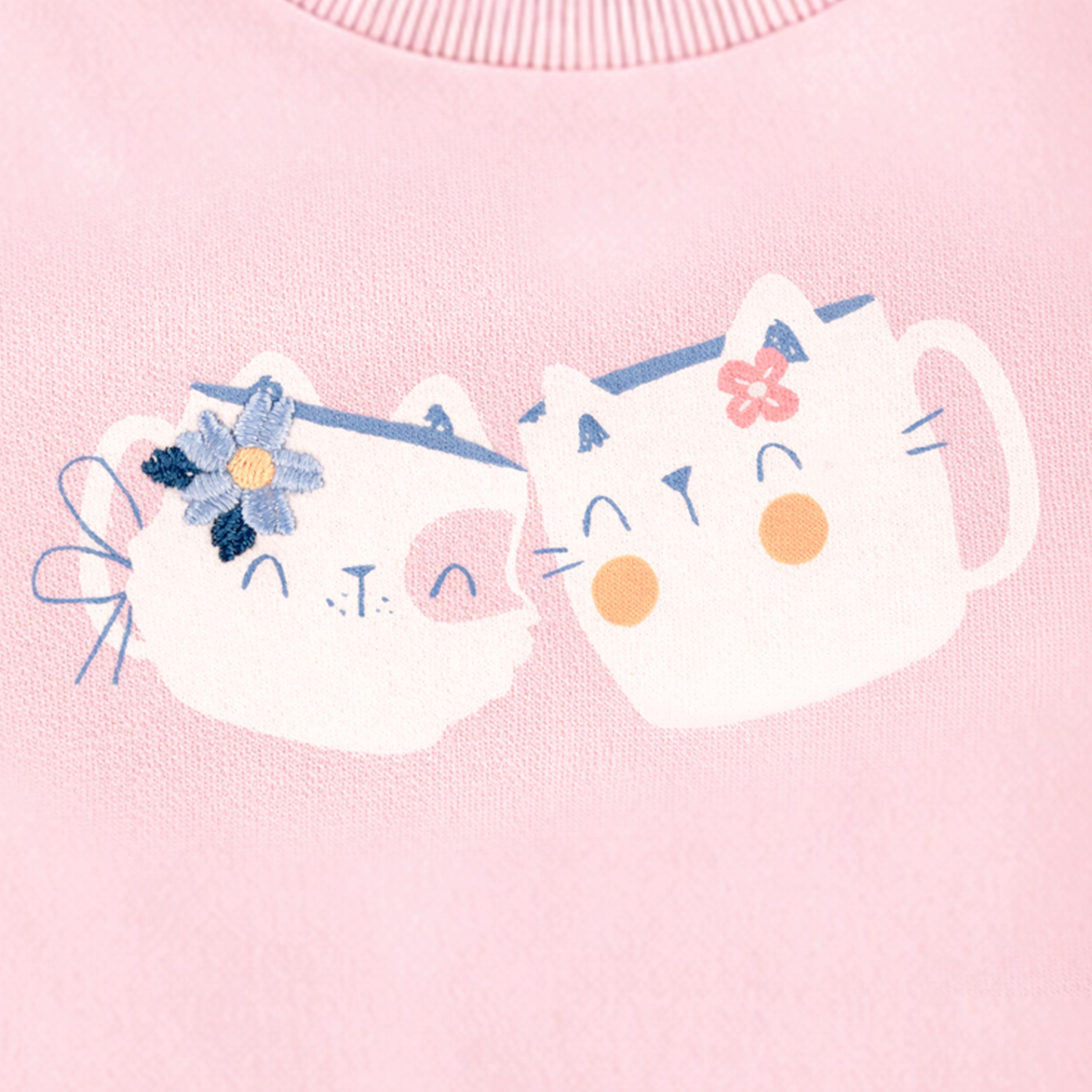 Zoom détails du chandail rose avec illustration, bébé