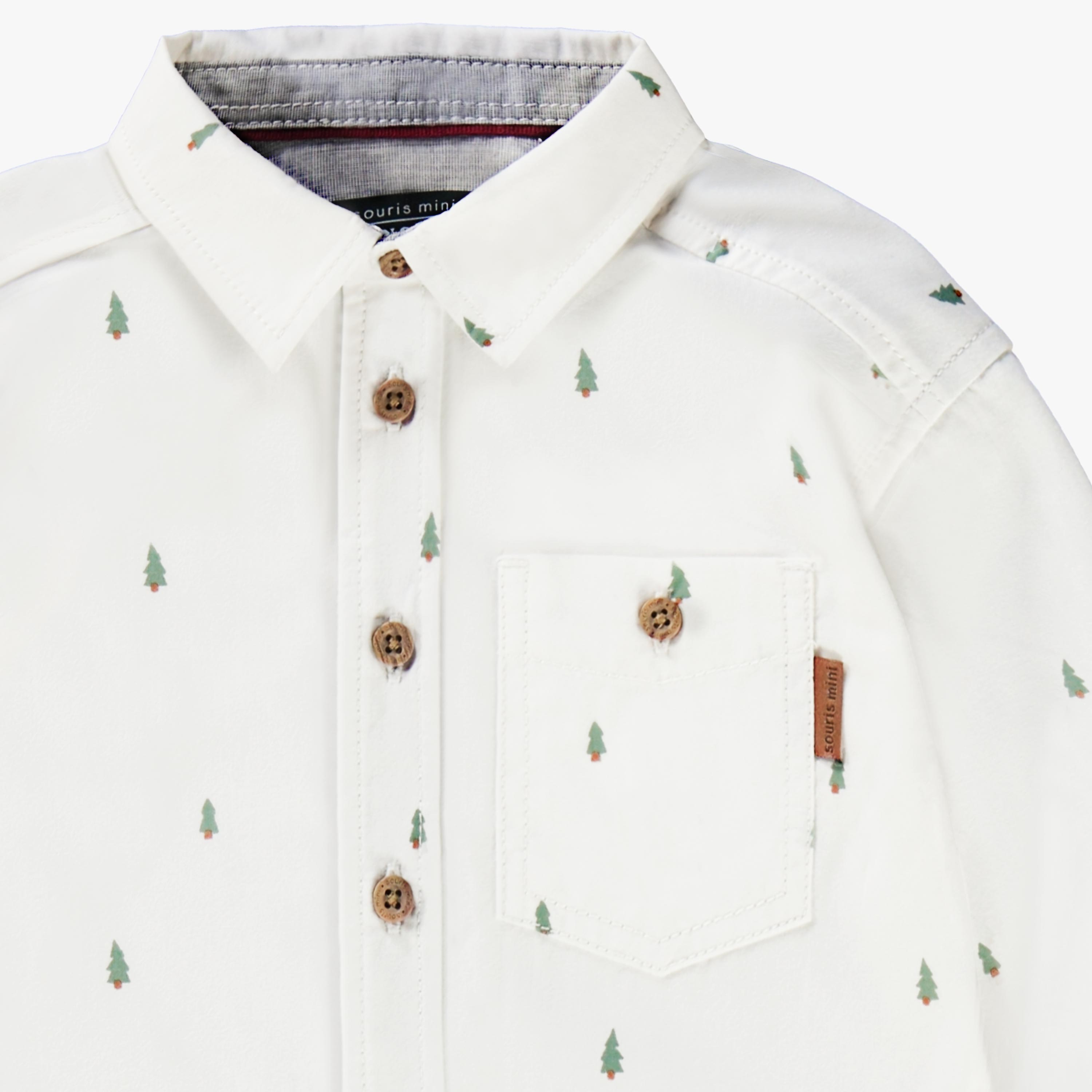 Zoom de la chemise blanche à motifs de sapins, bébé 