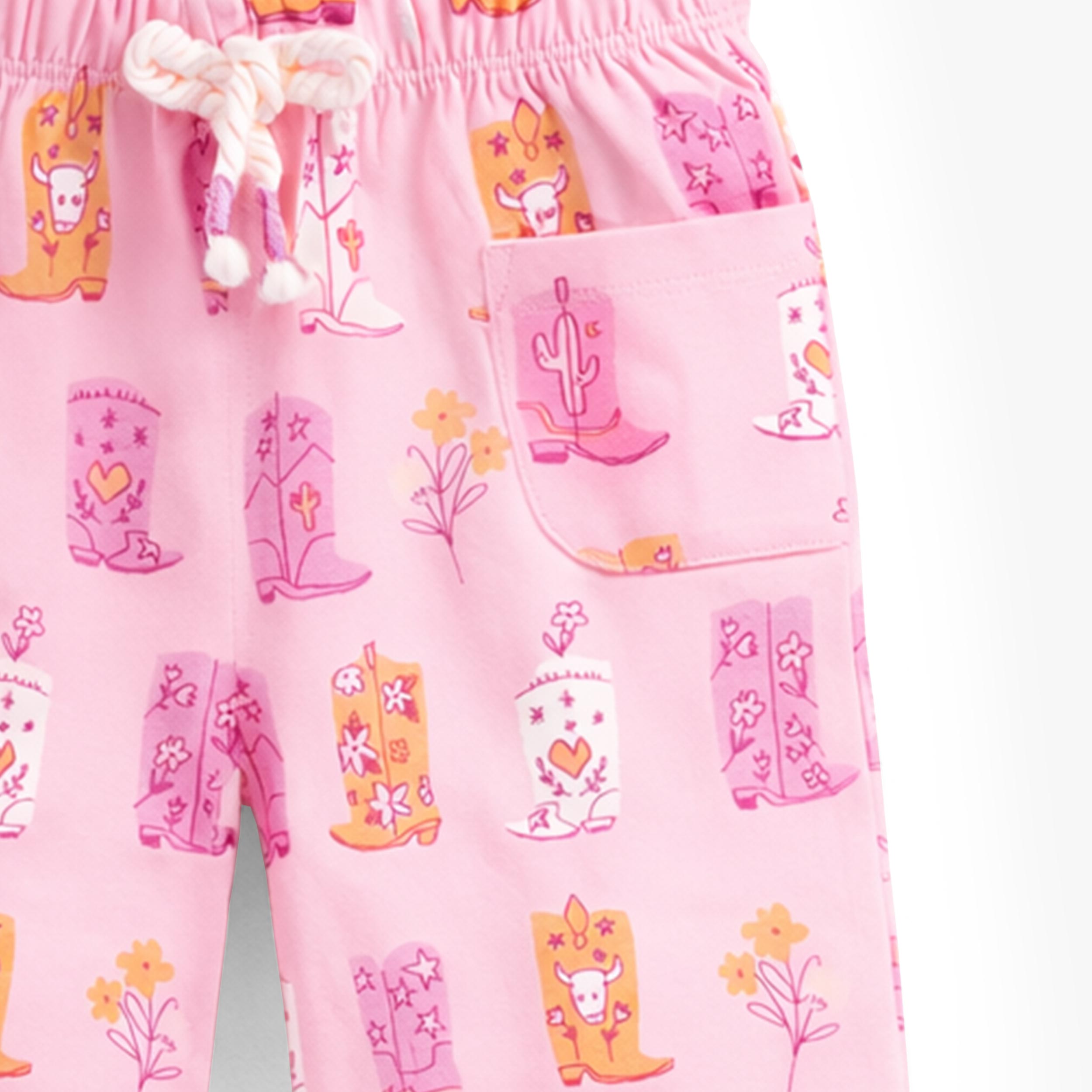 Zoom détail du pantalon rose à motifs bottes de cowboy, bébé