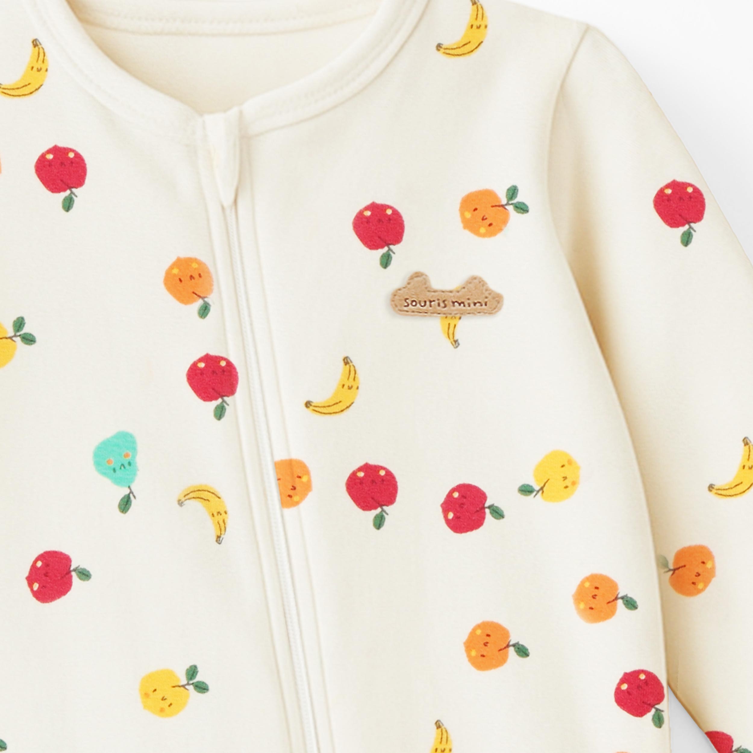 Zoom détails du pyjama une pièce crème à motifs fruités, naissance
