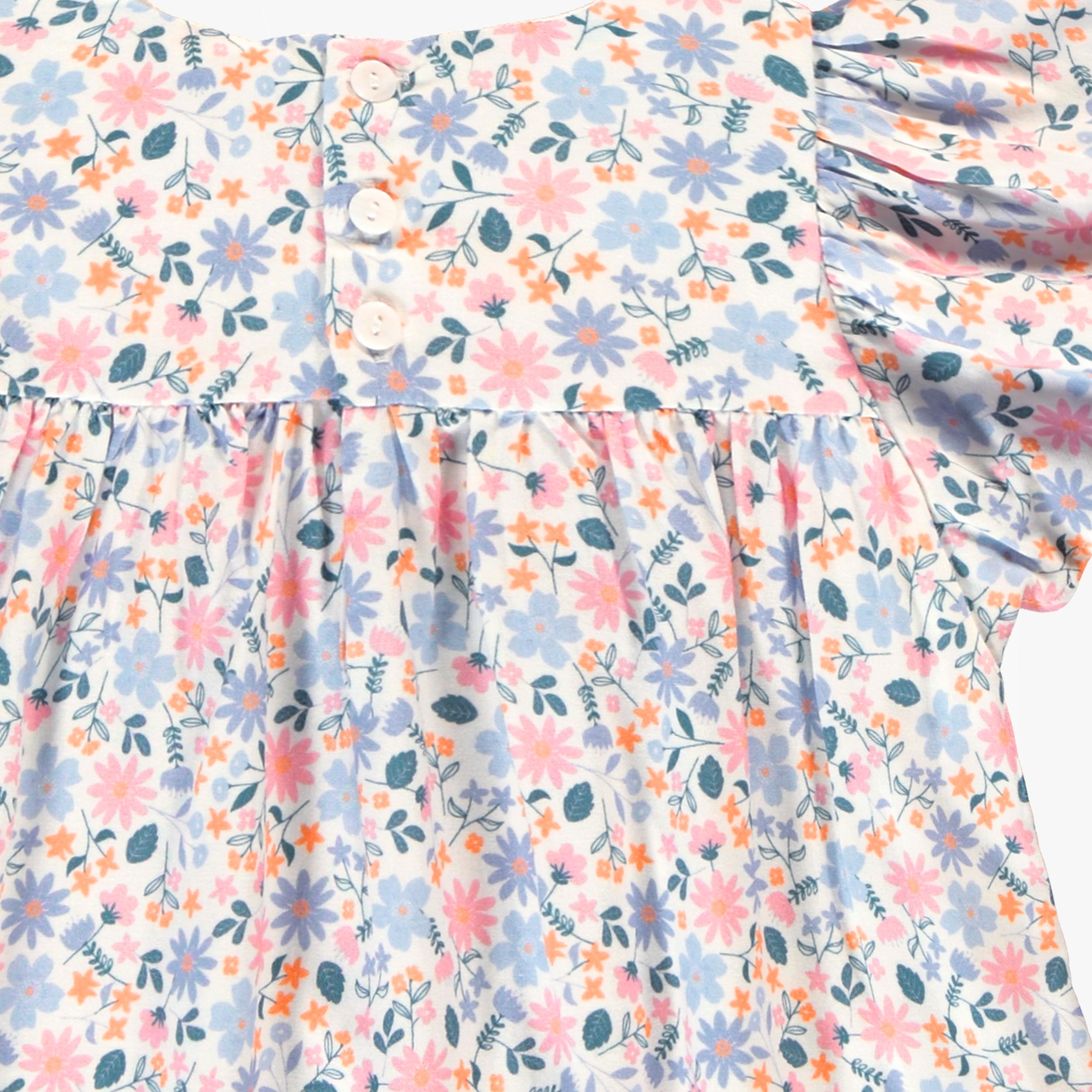 Zoom de la robe blanche à motif floral, bébé 