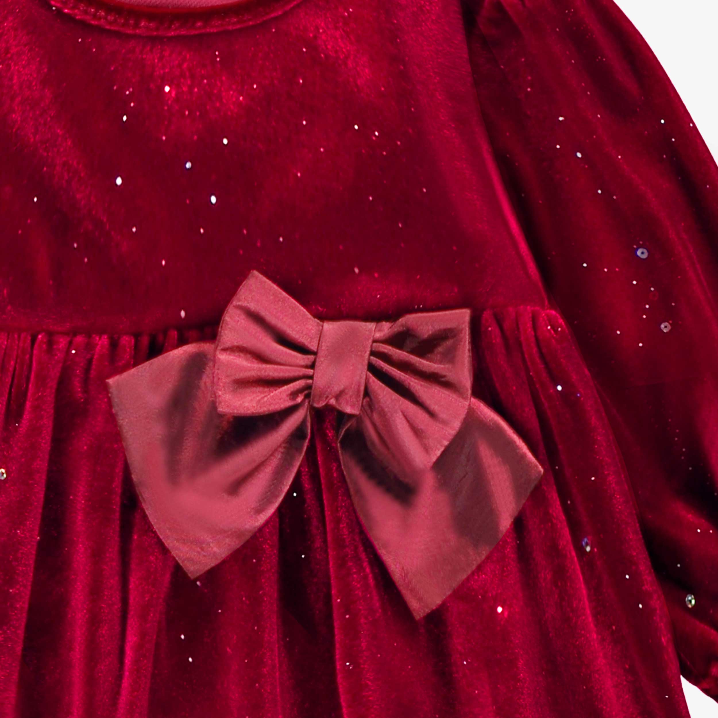 Zoom détails de la robe rouge en velours scintillant, bébé