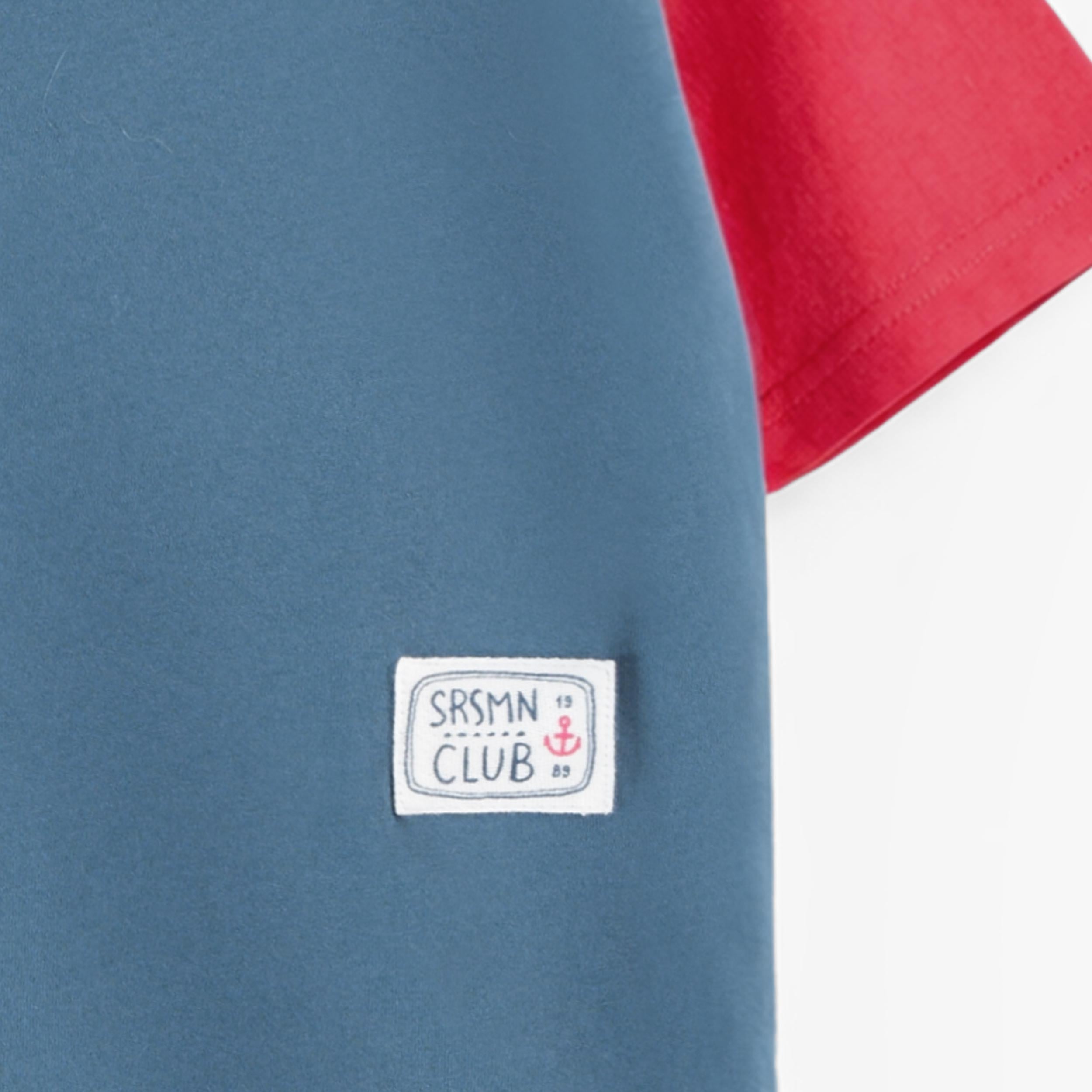 Zoom détails du t-shirt bleu marine avec illustration, enfant 