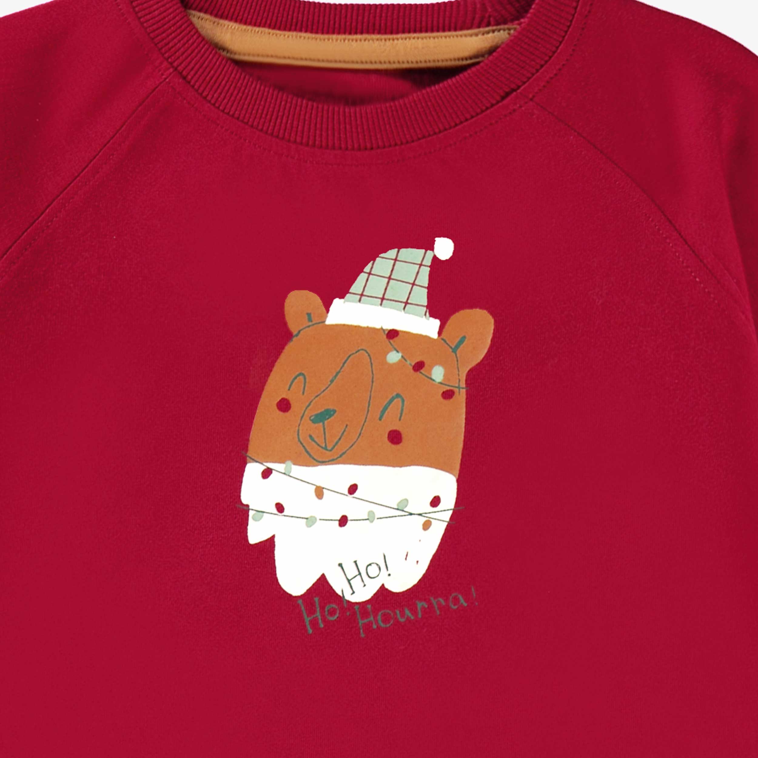 Zoom détails du t-shirt rouge avec illustration des Fêtes, enfant